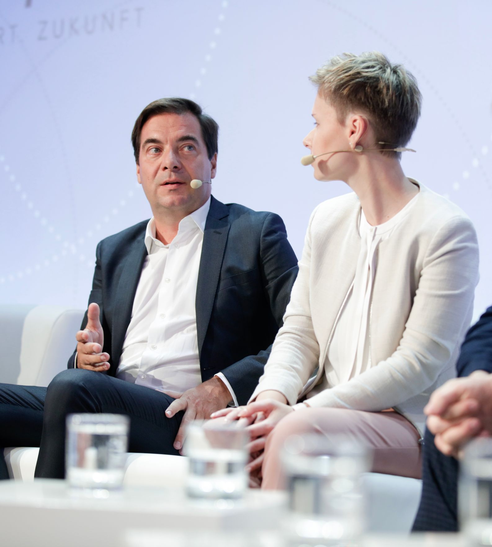 Am 8. Juni 2018 setzte Bundesminister Gernot Bl&uuml;mel seine Teilnahme am medienpolitischen Diskurs "MedienEnquete" fort. Im Bild Chefredakteur der Tageszeitung "Die Presse" Rainer Nowak (l.) und die Direktorin von Radiotelevisiun Svizra Rumantscha Ladina Heimgartner (r.).
