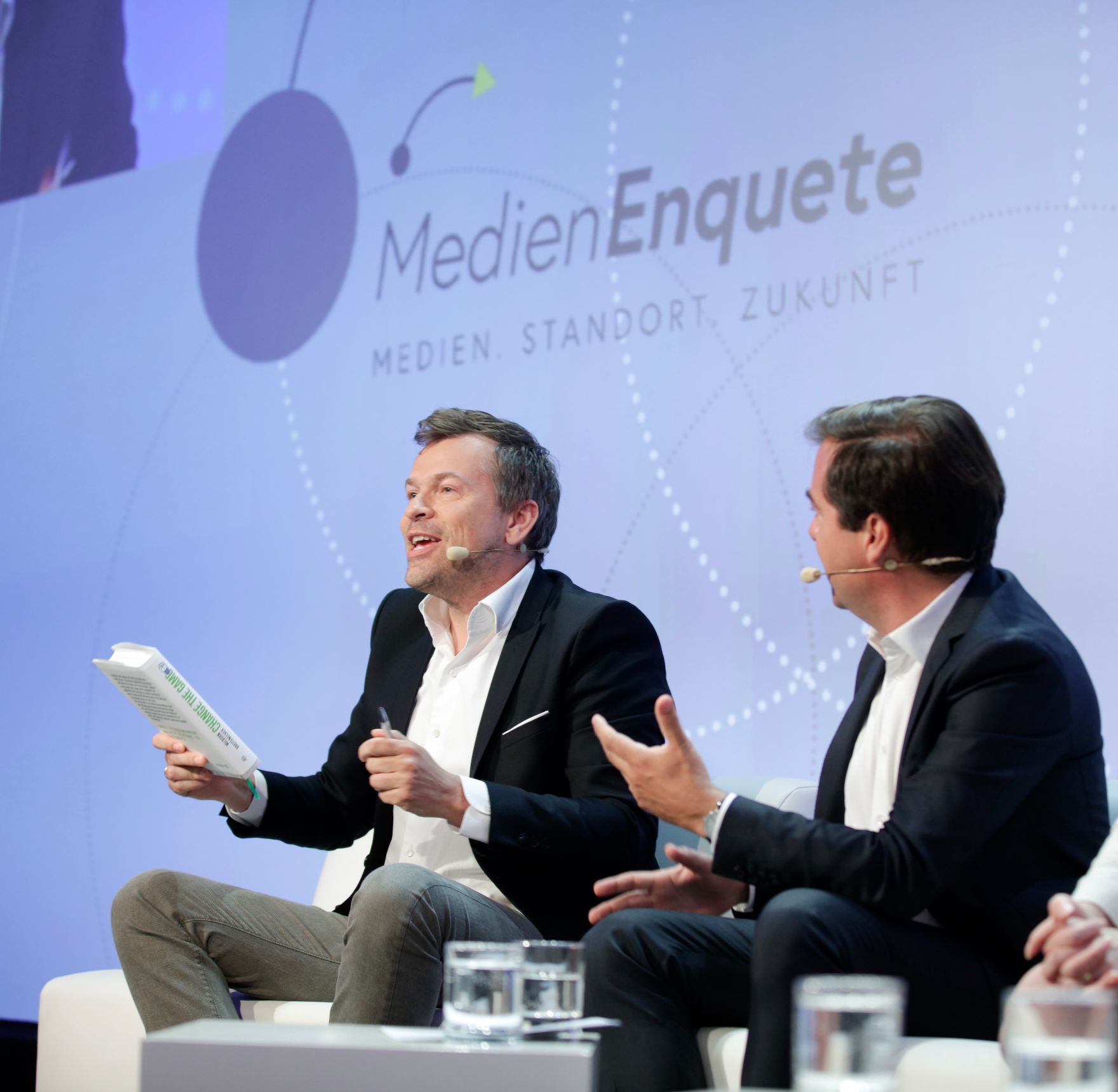 Am 8. Juni 2018 setzte Bundesminister Gernot Bl&uuml;mel seine Teilnahme am medienpolitischen Diskurs "MedienEnquete" fort. Im Bild der Gesch&auml;ftsf&uuml;hrer der Sendergruppe ProSiebenSat.1 PULS4 Markus Breitenecker (l.) und Chefredakteur der Tageszeitung "Die Presse" Rainer Nowak (r.).