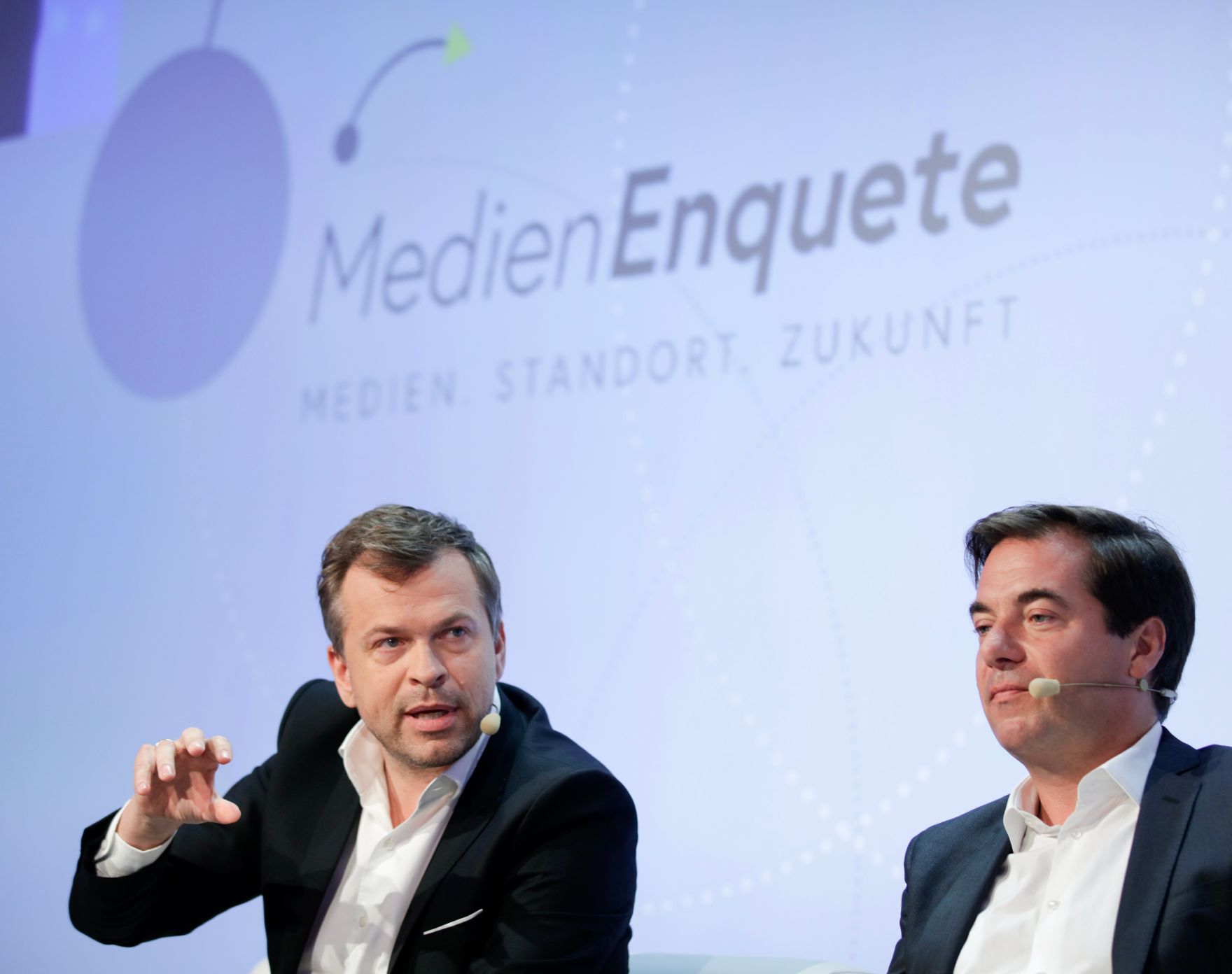 Am 8. Juni 2018 setzte Bundesminister Gernot Bl&uuml;mel seine Teilnahme am medienpolitischen Diskurs "MedienEnquete" fort. Im Bild der Gesch&auml;ftsf&uuml;hrer der Sendergruppe ProSiebenSat.1 PULS4 Markus Breitenecker (l.) und Chefredakteur der Tageszeitung "Die Presse" Rainer Nowak (r.).