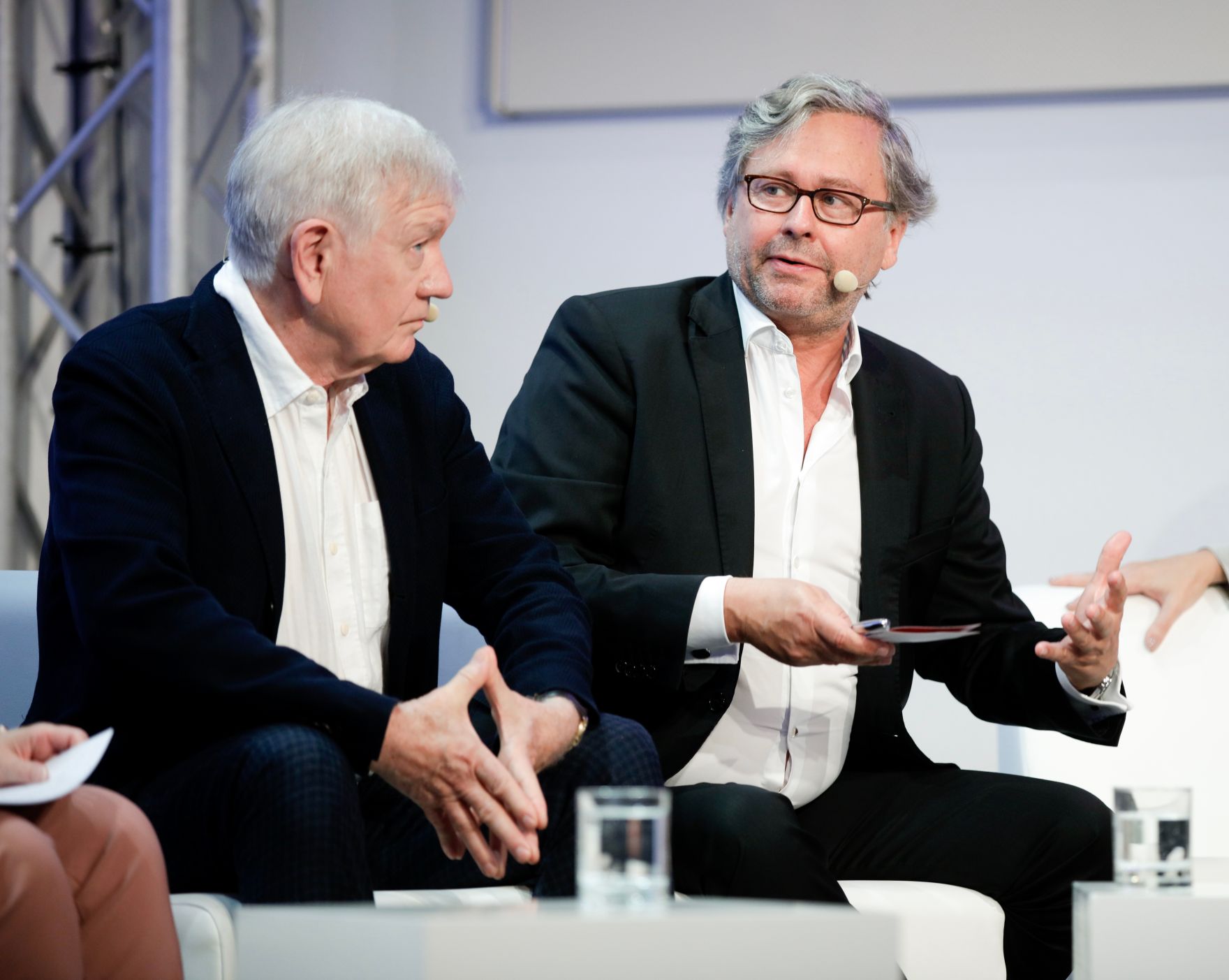 Am 8. Juni 2018 setzte Bundesminister Gernot Bl&uuml;mel seine Teilnahme am medienpolitischen Diskurs "MedienEnquete" fort. Im Bild der Herausgeber und Chefredakteur des "Falter" Armin Thurnher (l.) und der ORF-Generaldirektor Alexander Wrabetz (r.).
