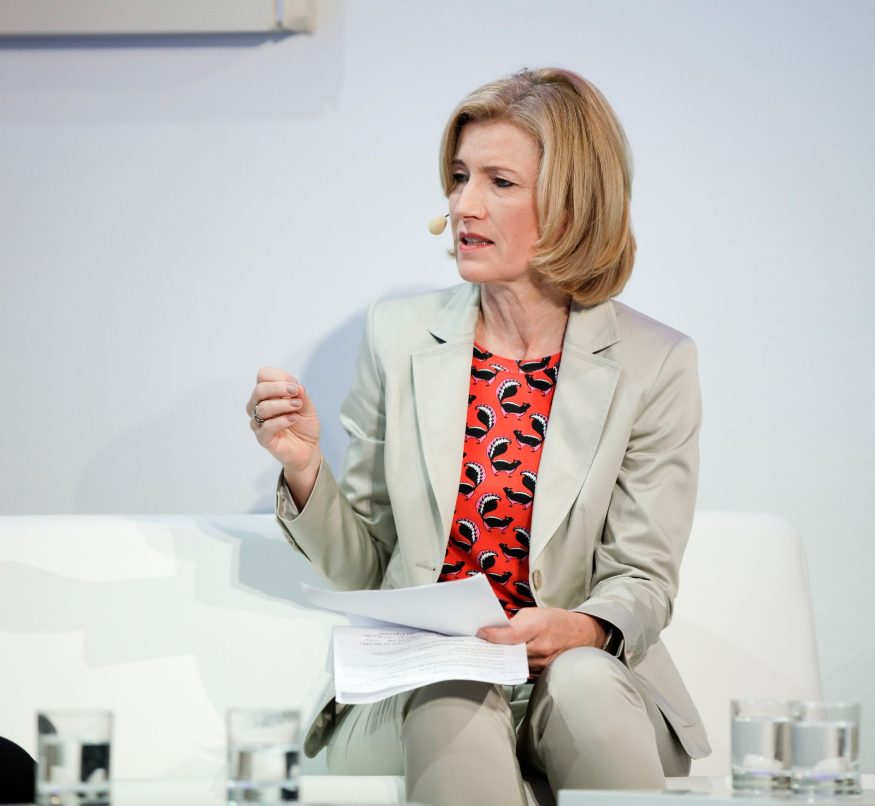 Am 8. Juni 2018 setzte Bundesminister Gernot Bl&uuml;mel seine Teilnahme am medienpolitischen Diskurs "MedienEnquete" fort. Im Bild die Moderatorin, stellvertretende Chefredakteurin des Kurier, Martina Salomon.
