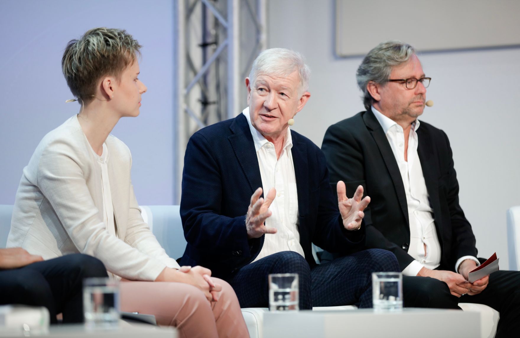 Am 8. Juni 2018 setzte Bundesminister Gernot Bl&uuml;mel seine Teilnahme am medienpolitischen Diskurs "MedienEnquete" fort. Im Bild die Direktorin von Radiotelevisiun Svizra Rumantscha Ladina Heimgartner (l.), Herausgeber und Chefredakteur des "Falter" Armin Thurnher (m.) und der ORF-Generaldirektor Alexander Wrabetz (r.).