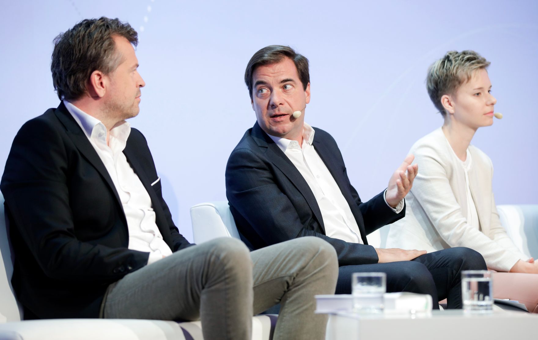 Am 8. Juni 2018 setzte Bundesminister Gernot Bl&uuml;mel seine Teilnahme am medienpolitischen Diskurs "MedienEnquete" fort. Im Bild der Gesch&auml;ftsf&uuml;hrer der Sendergruppe ProSiebenSat.1 PULS4 Markus Breitenecker (l.), Chefredakteur der Tageszeitung "Die Presse" Rainer Nowak (m.) und die Direktorin von Radiotelevisiun Svizra Rumantscha Ladina Heimgartner (r.).