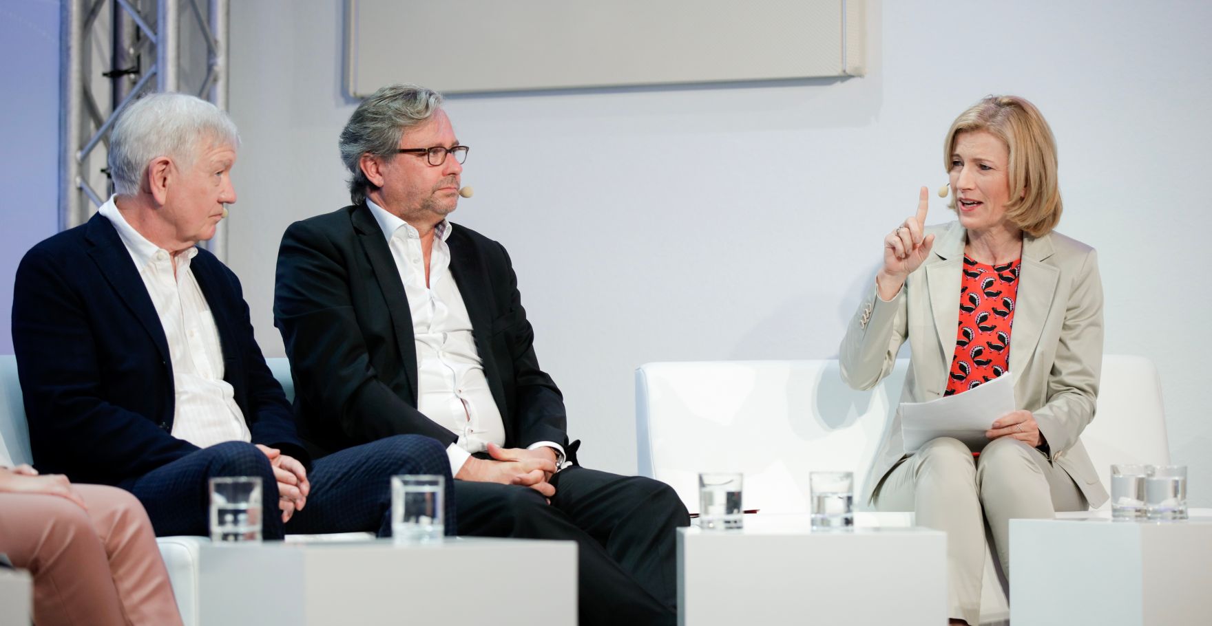 Am 8. Juni 2018 setzte Bundesminister Gernot Bl&uuml;mel seine Teilnahme am medienpolitischen Diskurs "MedienEnquete" fort. Im Bild Herausgeber und Chefredakteur des "Falter" Armin Thurnher (l.), der ORF-Generaldirektor Alexander Wrabetz (m.) und die Moderatorin, stellvertretende Chefredakteurin des Kurier, Martina Salomon (r.).