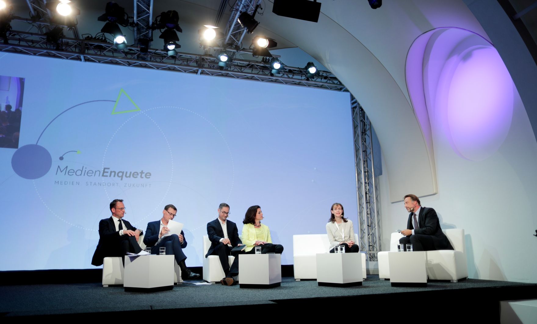 Am 7. Juni 2018 nahm Bundesminister Gernot Bl&uuml;mel am medienpolitischen Diskurs &quot;MedienEnquete&quot; teil. Im Bild die Directorate-General Connect stellvertretende Generaldirektorin der Europ&auml;ischen Kommission Claire Bury (2.v.r.), die Gesch&auml;ftsf&uuml;hrerin des Verbands &Ouml;sterreichischer Privatsender Corinna Drumm (3.v.r.) und der Moderator Sebastian Loudon.