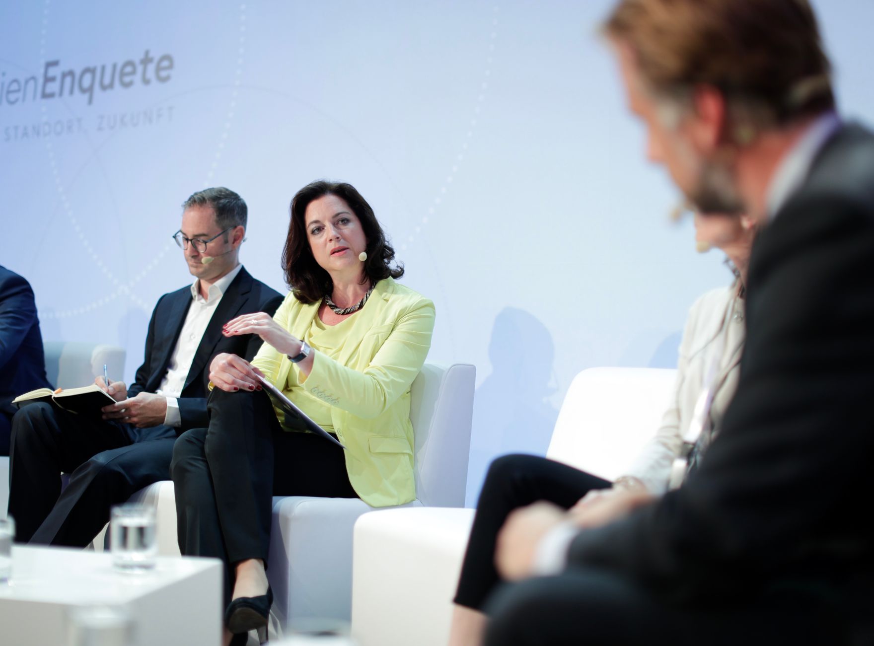 Am 7. Juni 2018 nahm Bundesminister Gernot Bl&uuml;mel am medienpolitischen Diskurs &quot;MedienEnquete&quot; teil. Im Bild der Leiter des Bereichs Medienpolitik bei Google Deutschland Jan Kottmann (l.) und die Gesch&auml;ftsf&uuml;hrerin des Verbands &Ouml;sterreichischer Privatsender Corinna Drumm (2.v.r.).