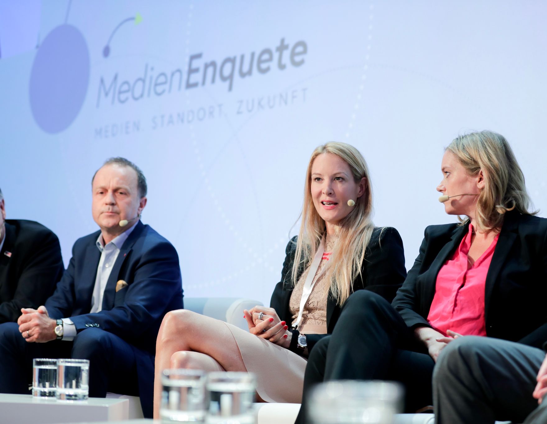 Am 7. Juni 2018 nahm Bundesminister Gernot Bl&uuml;mel am medienpolitischen Diskurs "MedienEnquete" teil. Im Bild der Direktor der Abteilung f&uuml;r "Online und Neue Medien" des ORF Thomas Prantner (m.), die Herausgeberin und Gesch&auml;ftsf&uuml;hrerin der Tageszeitung "Heute" Eva Dichand (r.) und die Autorin Corinna Milborn (r.).