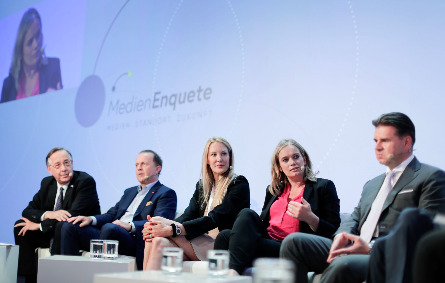 Am 7. Juni 2018 nahm Bundesminister Gernot Bl&uuml;mel am medienpolitischen Diskurs "MedienEnquete" teil. Im Bild der Leiter der Bundeswettbewerbsbeh&ouml;rde Theodor Thanner (l.), der Direktor der Abteilung f&uuml;r "Online und Neue Medien" des ORF Thomas Prantner (2.v.l.), die Herausgeberin und Gesch&auml;ftsf&uuml;hrerin der Tageszeitung "Heute" Eva Dichand (m.), die Autorin Corinna Milborn (2.v.r.) und der Gesch&auml;ftsf&uuml;hrer des Verbandes &Ouml;sterreichischer Zeitungen Gerald Gr&uuml;nberger (r.).