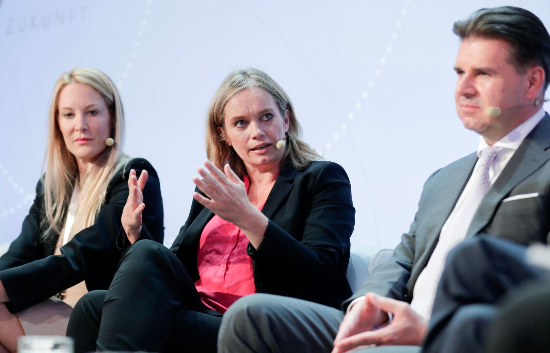 Am 7. Juni 2018 nahm Bundesminister Gernot Bl&uuml;mel am medienpolitischen Diskurs &quot;MedienEnquete&quot; teil. Im Bild die Herausgeberin und Gesch&auml;ftsf&uuml;hrerin der Tageszeitung &quot;Heute&quot; Eva Dichand (l.), die Autorin Corinna Milborn (m.) und der Gesch&auml;ftsf&uuml;hrer des Verbandes &Ouml;sterreichischer Zeitungen Gerald Gr&uuml;nberger (r.).