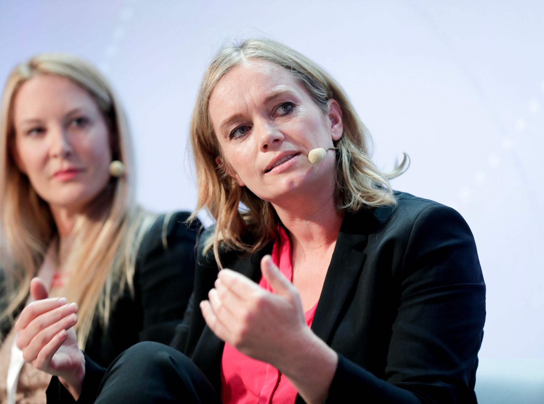 Am 7. Juni 2018 nahm Bundesminister Gernot Bl&uuml;mel am medienpolitischen Diskurs &quot;MedienEnquete&quot; teil. Im Bild die Herausgeberin und Gesch&auml;ftsf&uuml;hrerin der Tageszeitung &quot;Heute&quot; Eva Dichand (l.) und die Autorin Corinna Milborn (r.).