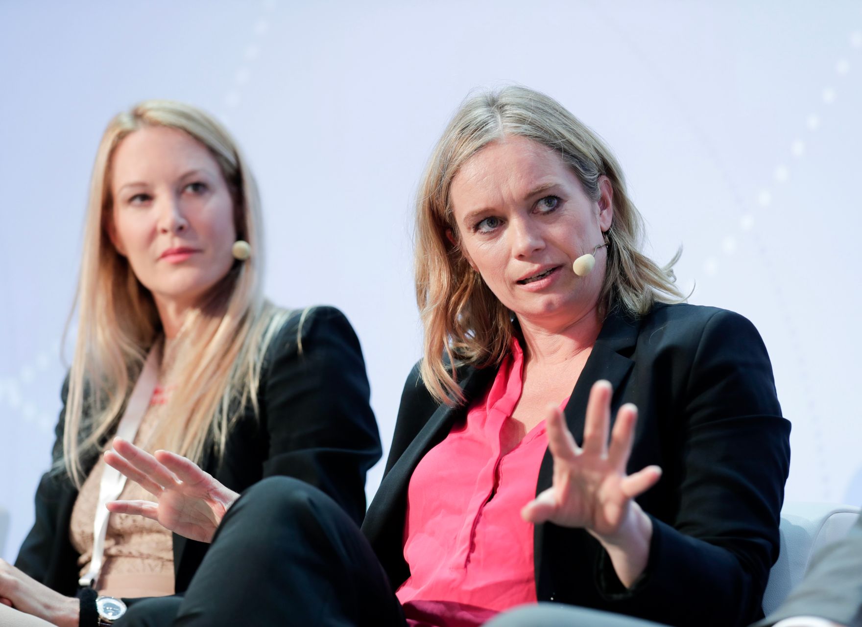 Am 7. Juni 2018 nahm Bundesminister Gernot Bl&uuml;mel am medienpolitischen Diskurs &quot;MedienEnquete&quot; teil. Im Bild die Herausgeberin und Gesch&auml;ftsf&uuml;hrerin der Tageszeitung &quot;Heute&quot; Eva Dichand (l.) und die Autorin Corinna Milborn (r.).