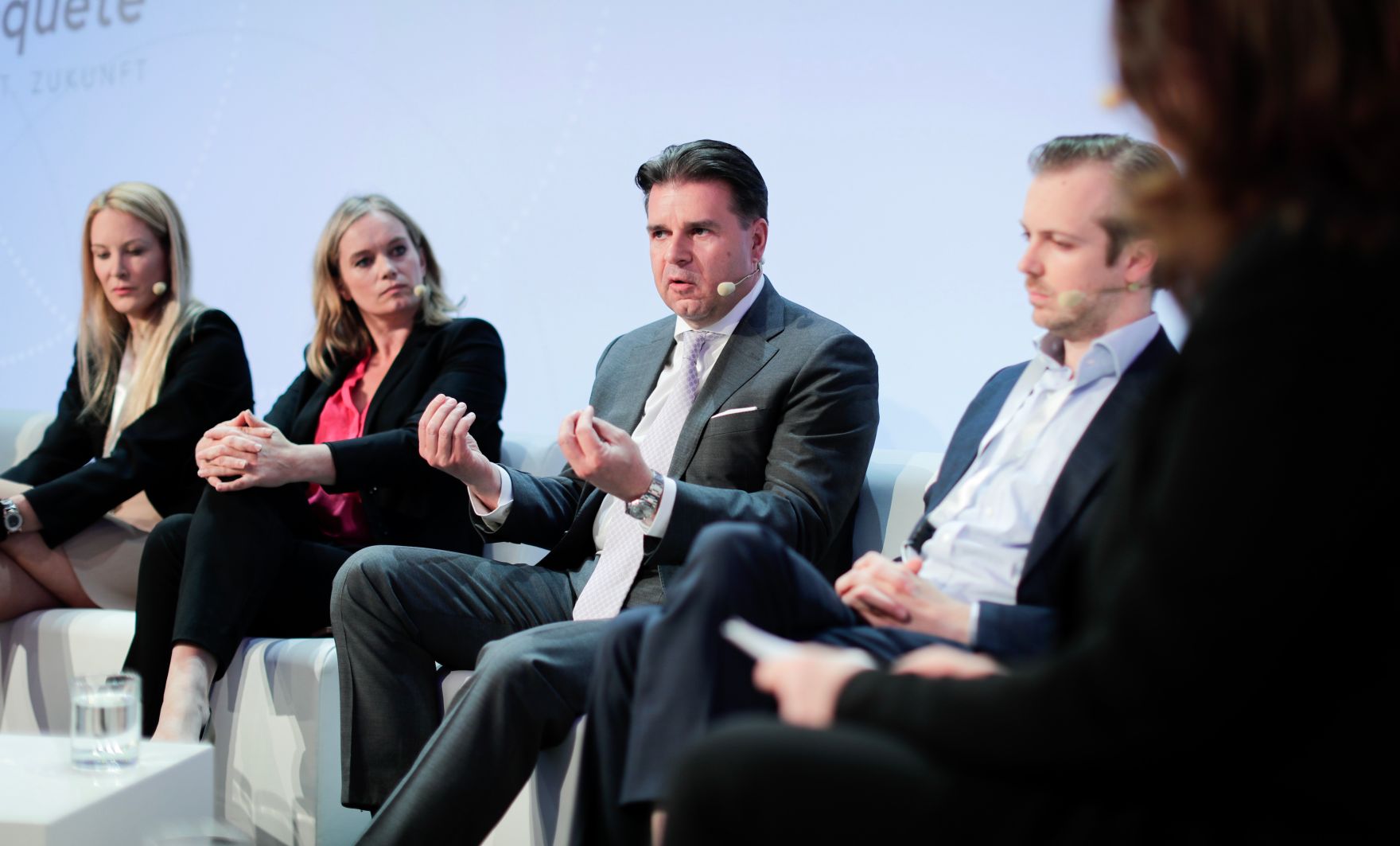 Am 7. Juni 2018 nahm Bundesminister Gernot Bl&uuml;mel am medienpolitischen Diskurs &quot;MedienEnquete&quot; teil. Im Bild die Herausgeberin und Gesch&auml;ftsf&uuml;hrerin der Tageszeitung &quot;Heute&quot; Eva Dichand (l.), die Autorin Corinna Milborn (2.v.l.), der Gesch&auml;ftsf&uuml;hrer des Verbandes &Ouml;sterreichischer Zeitungen Gerald Gr&uuml;nberger (2.v.r.) und der Gesch&auml;ftsf&uuml;hrer des oe24-Netzwerks Niki Fellner (r.).