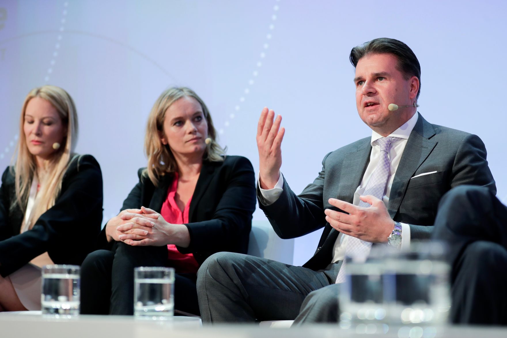 Am 7. Juni 2018 nahm Bundesminister Gernot Bl&uuml;mel am medienpolitischen Diskurs &quot;MedienEnquete&quot; teil. Im Bild die Herausgeberin und Gesch&auml;ftsf&uuml;hrerin der Tageszeitung &quot;Heute&quot; Eva Dichand (l.), die Autorin Corinna Milborn (m.) und der Gesch&auml;ftsf&uuml;hrer des Verbandes &Ouml;sterreichischer Zeitungen Gerald Gr&uuml;nberger (r.).