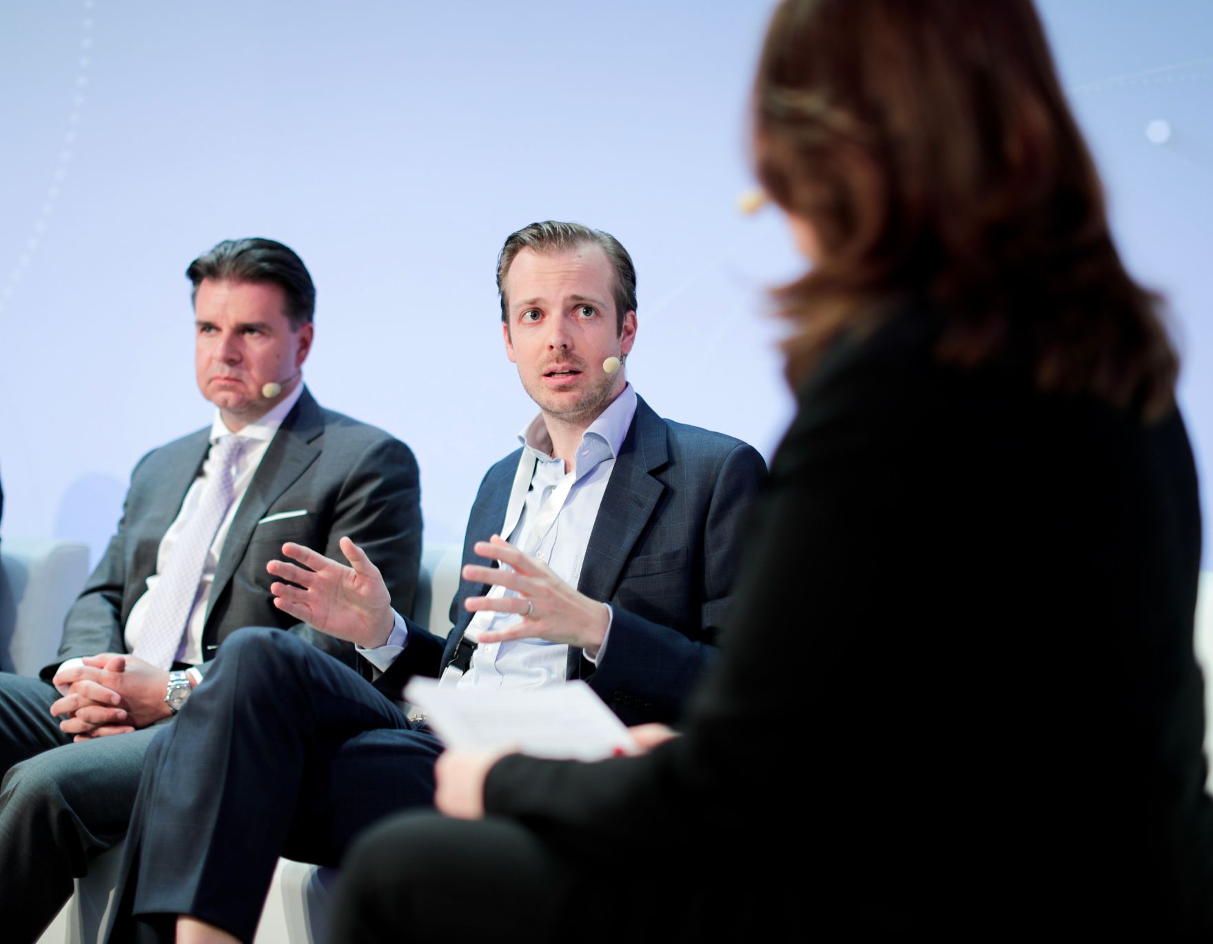 Am 7. Juni 2018 nahm Bundesminister Gernot Bl&uuml;mel am medienpolitischen Diskurs &quot;MedienEnquete&quot; teil. Im Bild der Gesch&auml;ftsf&uuml;hrer des Verbandes &Ouml;sterreichischer Zeitungen Gerald Gr&uuml;nberger (l.), der Gesch&auml;ftsf&uuml;hrer des oe24-Netzwerks Niki Fellner (m.) und die Moderatorin Eva Weissenberger (r.).