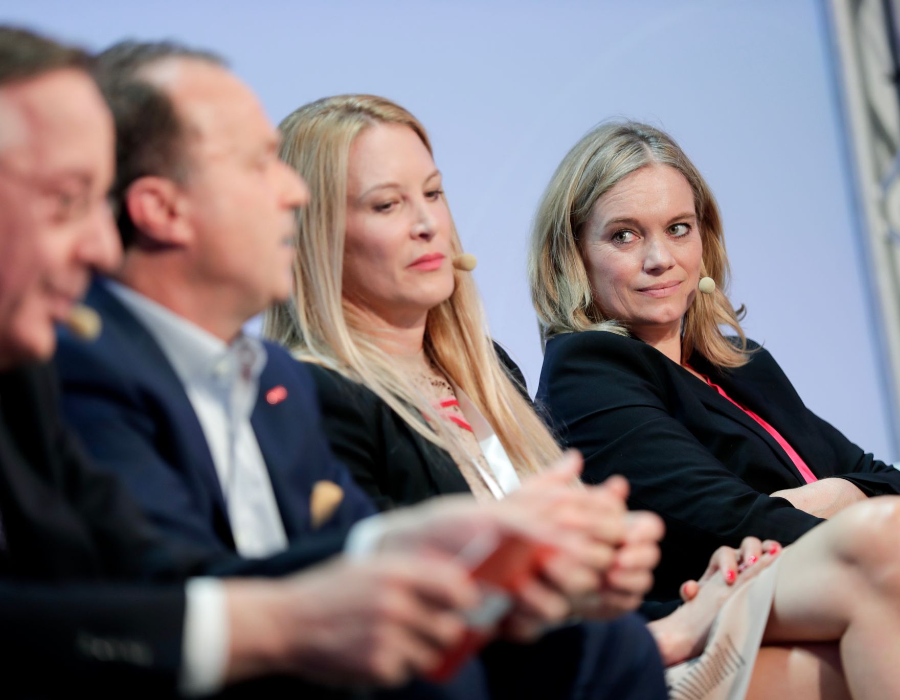 Am 7. Juni 2018 nahm Bundesminister Gernot Bl&uuml;mel am medienpolitischen Diskurs &quot;MedienEnquete&quot; teil. Im Bild die Autorin Corinna Milborn (r.), die Herausgeberin und Gesch&auml;ftsf&uuml;hrerin der Tageszeitung &quot;Heute&quot; Eva Dichand (m.), der Direktor der Abteilung f&uuml;r &quot;Online und Neue Medien&quot; des ORF Thomas Prantner (2.v.l.) und der Leiter der Bundeswettbewerbsbeh&ouml;rde Theodor Thanner (l.).