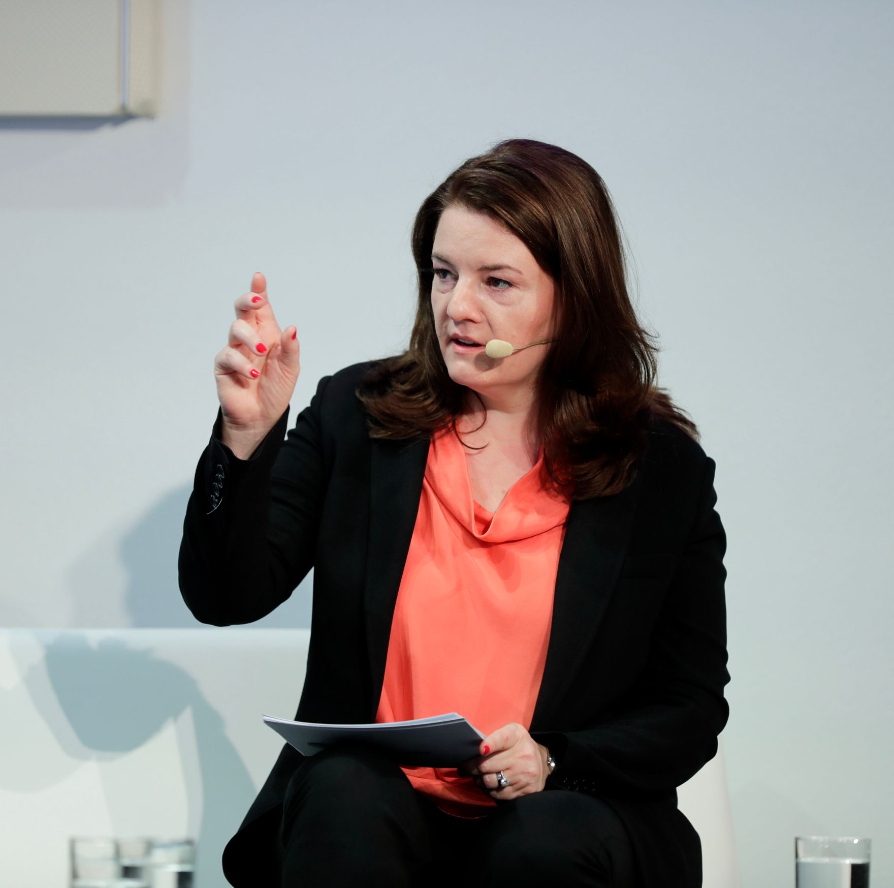 Am 7. Juni 2018 nahm Bundesminister Gernot Bl&uuml;mel am medienpolitischen Diskurs &quot;MedienEnquete&quot; teil. Im Bild die Moderatorin Eva Weissenberger.