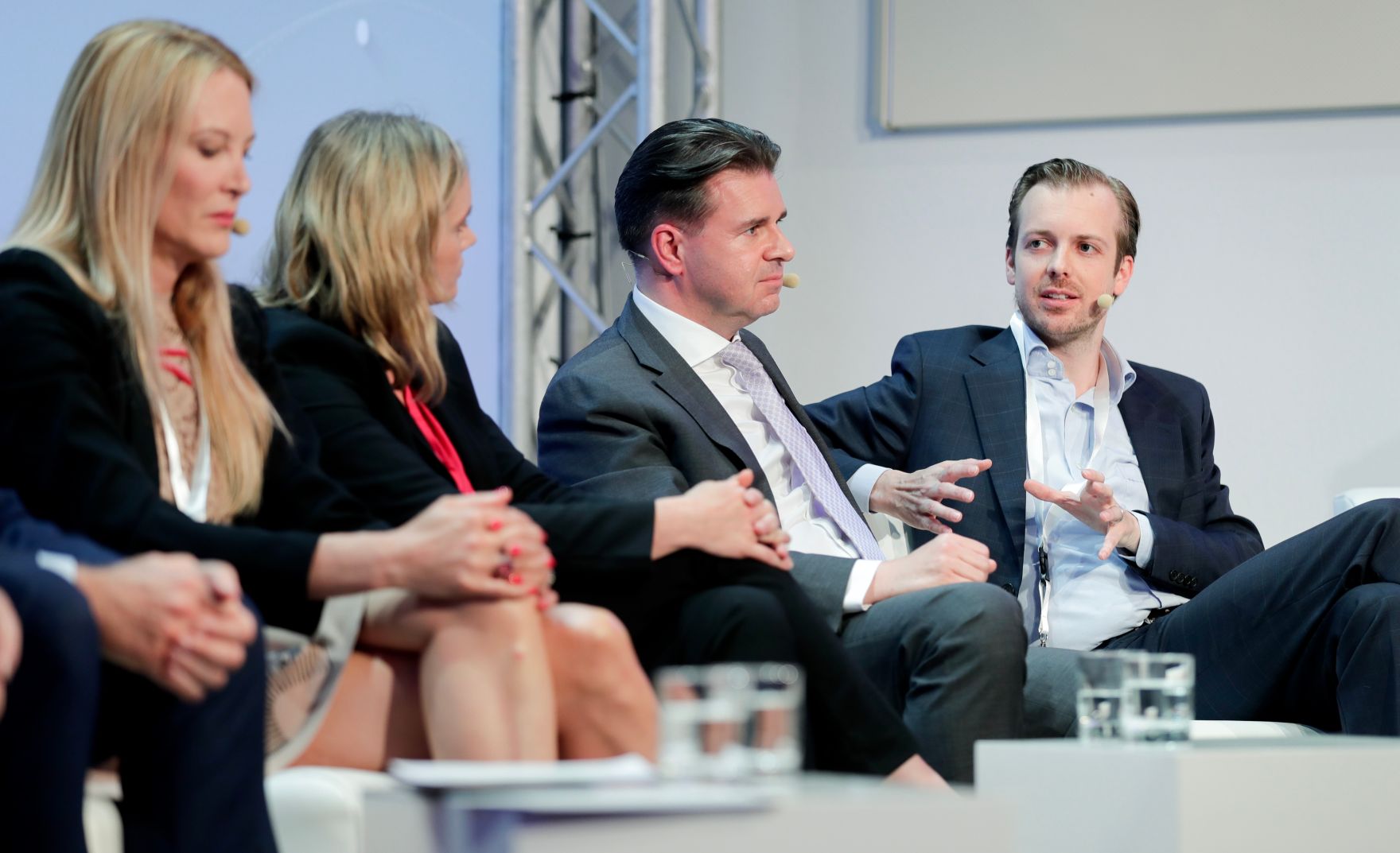 Am 7. Juni 2018 nahm Bundesminister Gernot Bl&uuml;mel am medienpolitischen Diskurs &quot;MedienEnquete&quot; teil. Im Bild der Gesch&auml;ftsf&uuml;hrer des Verbandes &Ouml;sterreichischer Zeitungen Gerald Gr&uuml;nberger (2.v.r.), der Gesch&auml;ftsf&uuml;hrer des oe24-Netzwerks Niki Fellner (r.), die Autorin Corinna Milborn (2.v.l.) und die Herausgeberin und Gesch&auml;ftsf&uuml;hrerin der Tageszeitung &quot;Heute&quot; Eva Dichand (l.).