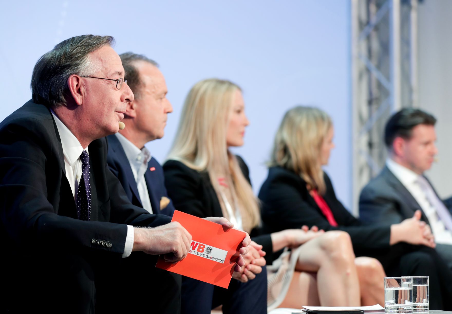 Am 7. Juni 2018 nahm Bundesminister Gernot Bl&uuml;mel am medienpolitischen Diskurs &quot;MedienEnquete&quot; teil. Im Bild der Leiter der Bundeswettbewerbsbeh&ouml;rde Theodor Thanner (l.), der Direktor der Abteilung f&uuml;r &quot;Online und Neue Medien&quot; des ORF Thomas Prantner (2.v.l.), die Herausgeberin und Gesch&auml;ftsf&uuml;hrerin der Tageszeitung &quot;Heute&quot; Eva Dichand (m.), die Autorin Corinna Milborn (2.v.r.) und der Gesch&auml;ftsf&uuml;hrer des Verbandes &Ouml;sterreichischer Zeitungen Gerald Gr&uuml;nberger (r.).