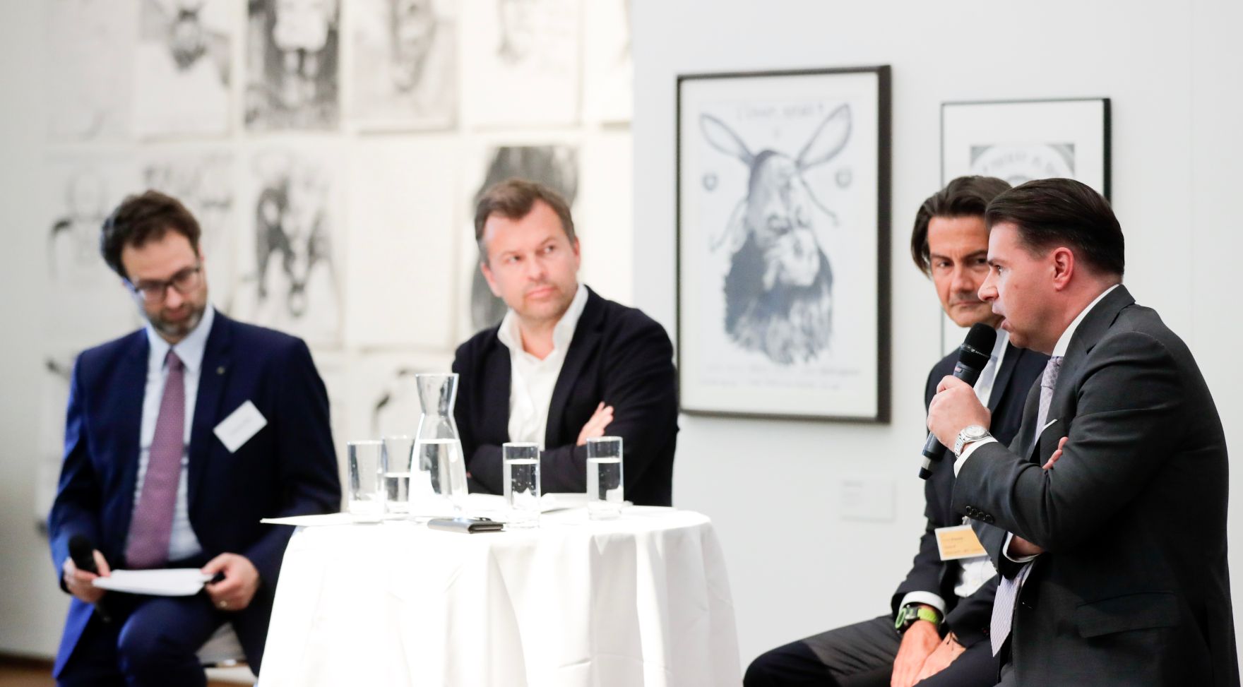 Am 7. Juni 2018 nahm Bundesminister Gernot Bl&uuml;mel am medienpolitischen Diskurs &quot;MedienEnquete&quot; teil. Im Bild der Gesch&auml;ftsf&uuml;hrer der Sendergruppe ProSiebenSat.1 PULS4 Markus Breitenecker (2.v.l.), der Gesch&auml;ftsf&uuml;hrer des Verbandes &Ouml;sterreichischer Zeitungen Gerald Gr&uuml;nberger (r.) und Roland Weissmann (2.v.r.).