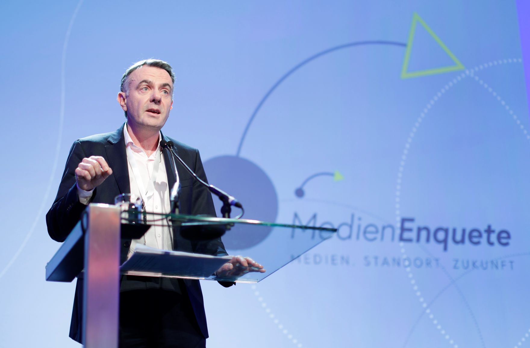 Am 8. Juni 2018 setzte Bundesminister Gernot Bl&uuml;mel seine Teilnahme am medienpolitischen Diskurs "MedienEnquete" fort. Im Bild der Generaldirektor der Europ&auml;ischen Rundfunkunion Noel Curran.
