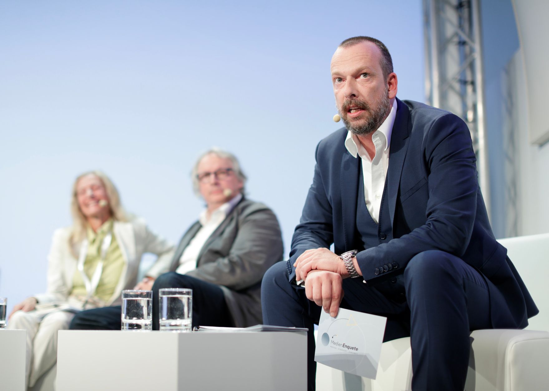 Am 8. Juni 2018 setzte Bundesminister Gernot Bl&uuml;mel seine Teilnahme am medienpolitischen Diskurs "MedienEnquete" fort. Im Bild der &Ouml;3-Moderator Robert Kratky (r.), ORF-Programmdirektorin Kathrin Zechner (l.) und der &ouml;sterreichische Filmproduzent Danny Krausz (m.).