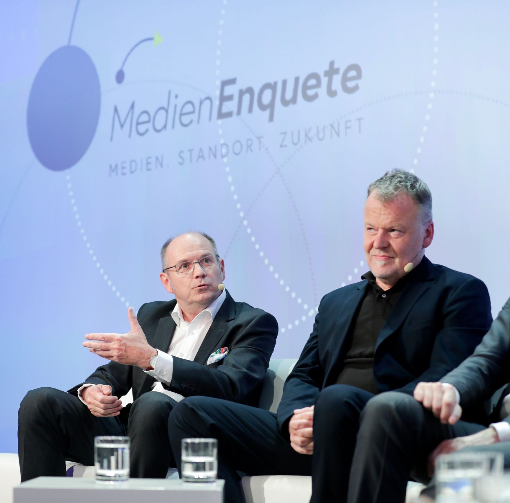 Am 8. Juni 2018 setzte Bundesminister Gernot Bl&uuml;mel seine Teilnahme am medienpolitischen Diskurs "MedienEnquete" fort. Im Bild der &ouml;sterreichische Regisseur Stefan Ruzowitzky (r.) und der Intendant des Privatsenders ServusTV Ferdinand Wegscheider (l.).