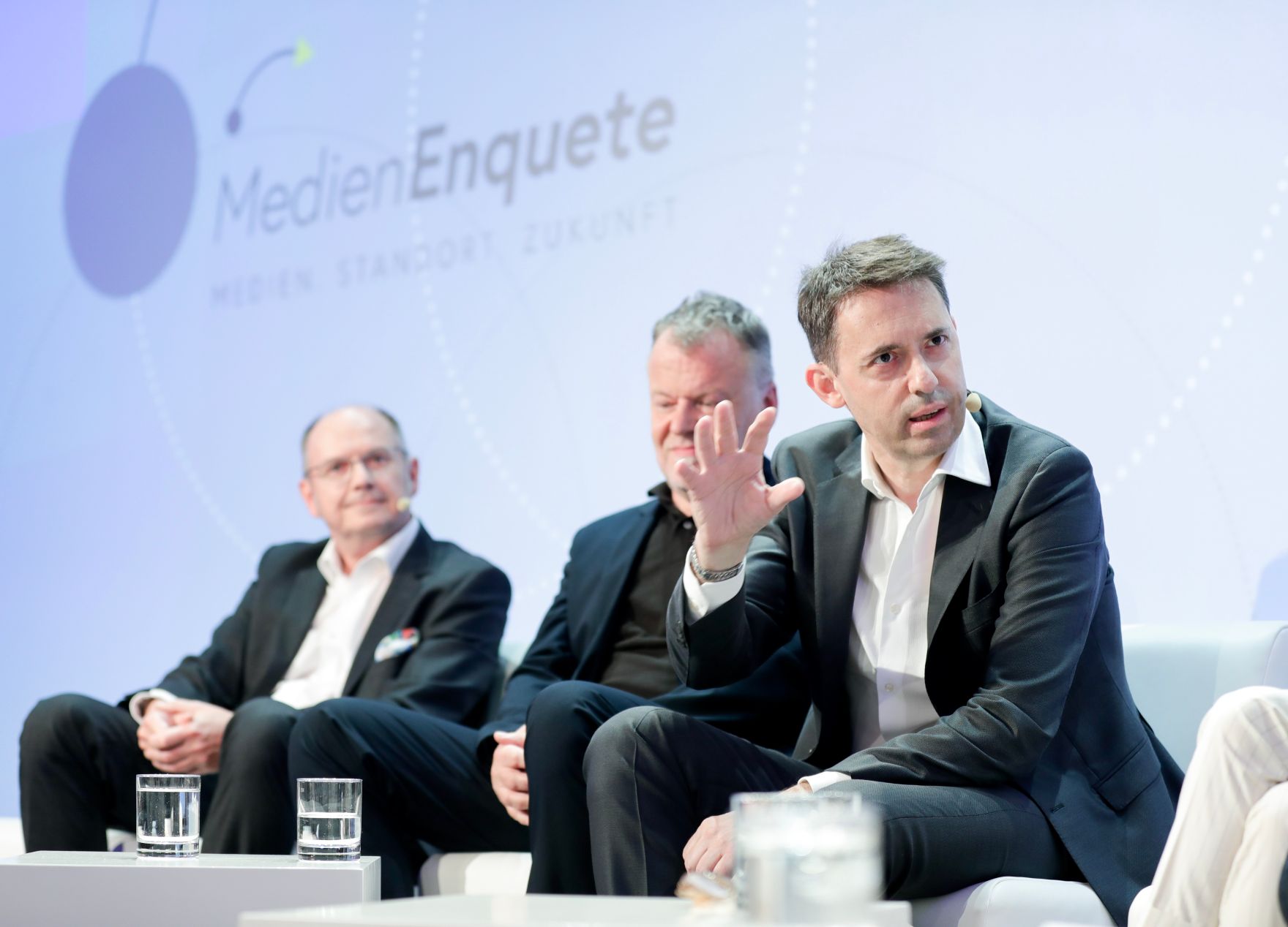 Am 8. Juni 2018 setzte Bundesminister Gernot Bl&uuml;mel seine Teilnahme am medienpolitischen Diskurs "MedienEnquete" fort. Im Bild der &ouml;sterreichische Regisseur Stefan Ruzowitzky (m.), der Intendant des Privatsenders ServusTV Ferdinand Wegscheider (l.) und der Leiter von SONY Classical Music Bogdan Ro&scaron;čić (r.).