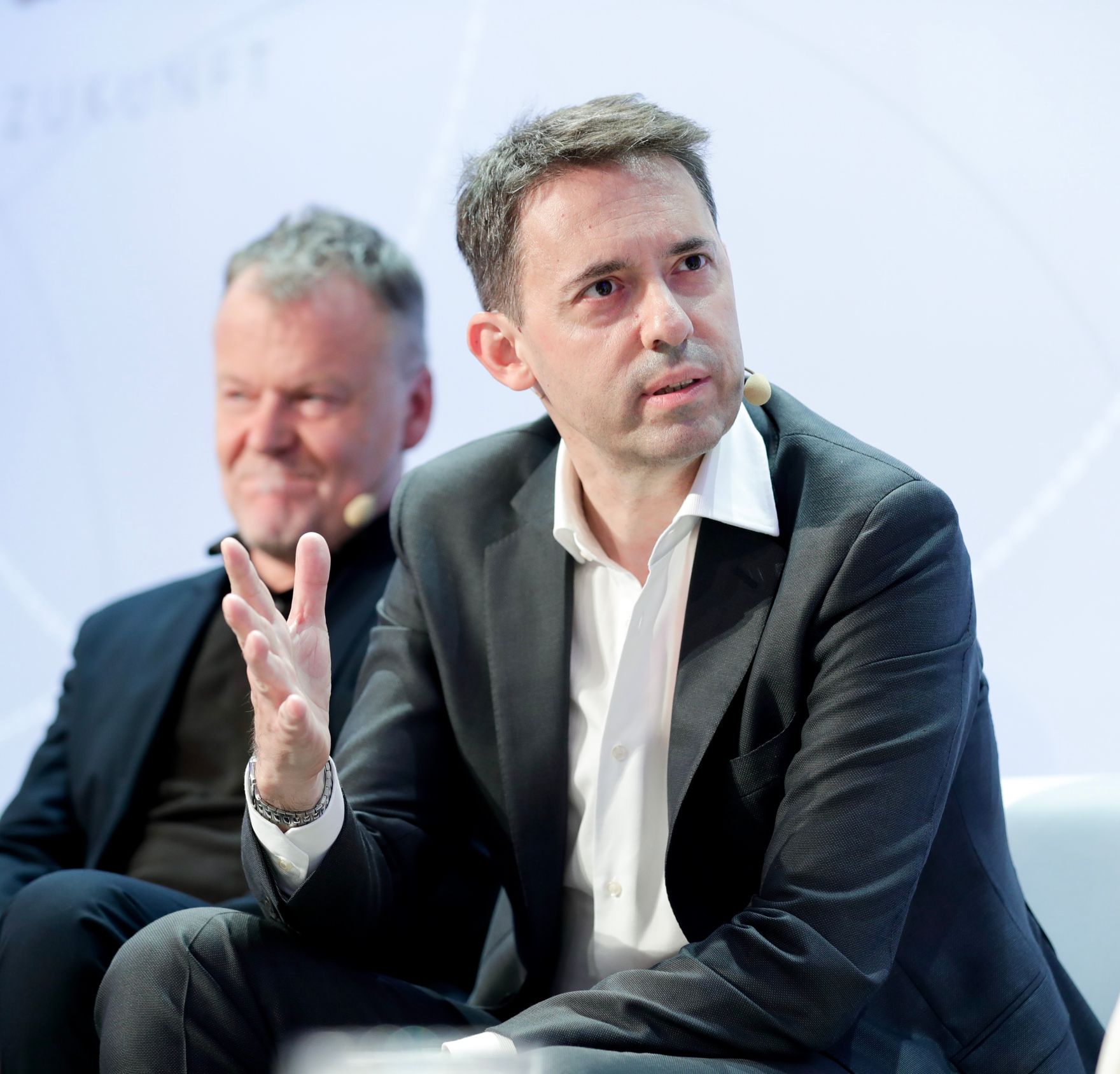 Am 8. Juni 2018 setzte Bundesminister Gernot Bl&uuml;mel seine Teilnahme am medienpolitischen Diskurs "MedienEnquete" fort. Im Bild der Leiter von SONY Classical Music Bogdan Ro&scaron;čić (r.) und der &ouml;sterreichische Regisseur Stefan Ruzowitzky (l.).