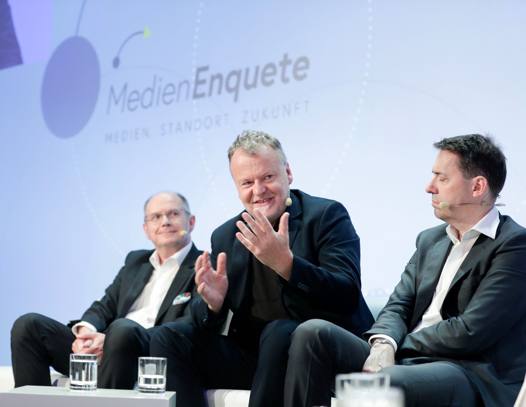 Am 8. Juni 2018 setzte Bundesminister Gernot Bl&uuml;mel seine Teilnahme am medienpolitischen Diskurs "MedienEnquete" fort. Im Bild der Intendant des Privatsenders ServusTV Ferdinand Wegscheider (l.), der &ouml;sterreichische Regisseur Stefan Ruzowitzky (m.) und der Leiter von SONY Classical Music Bogdan Ro&scaron;čić (r.).
