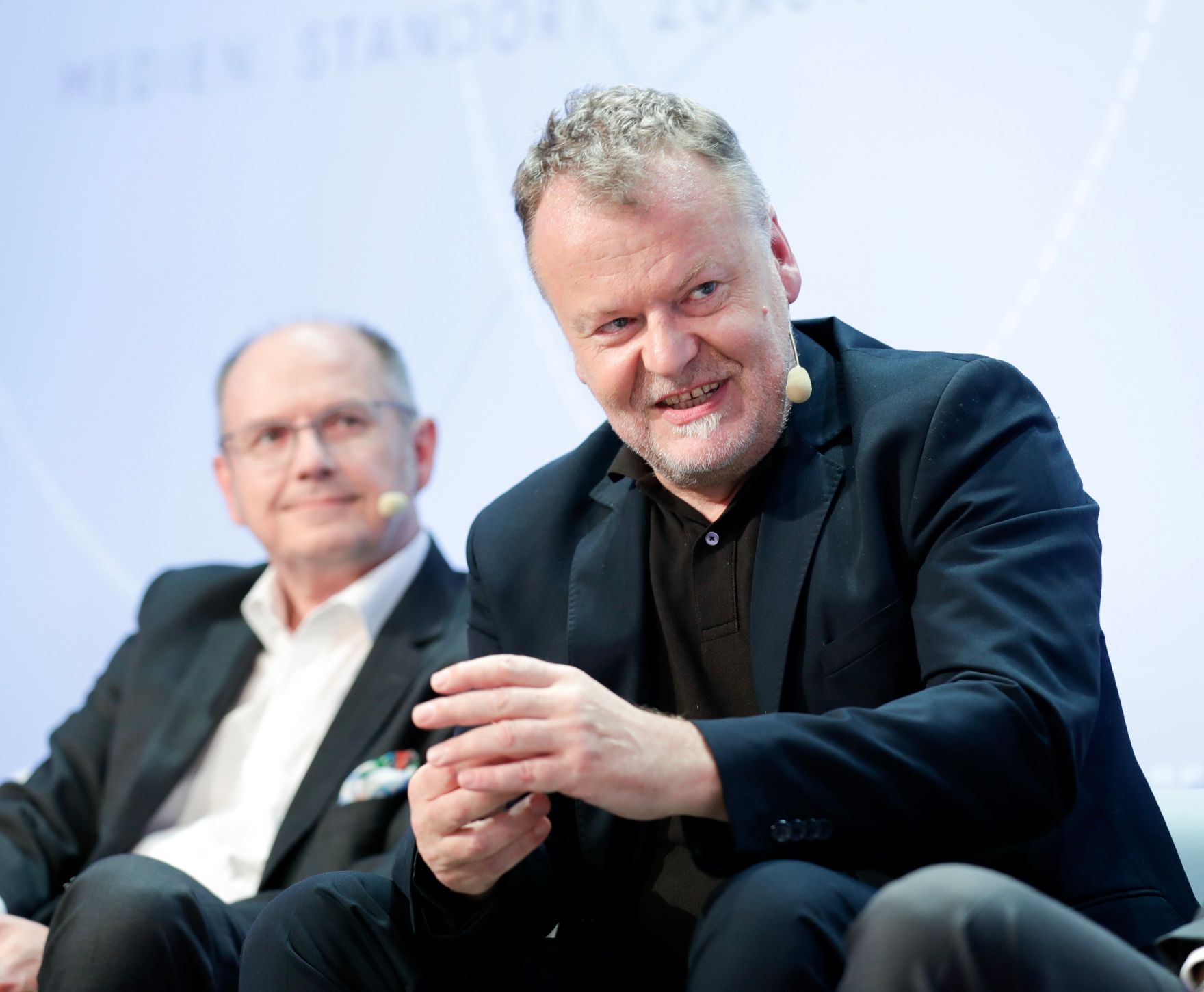 Am 8. Juni 2018 setzte Bundesminister Gernot Bl&uuml;mel seine Teilnahme am medienpolitischen Diskurs "MedienEnquete" fort. Im Bild der &ouml;sterreichische Regisseur Stefan Ruzowitzky (r.) und der Intendant des Privatsenders ServusTV Ferdinand Wegscheider (l.).