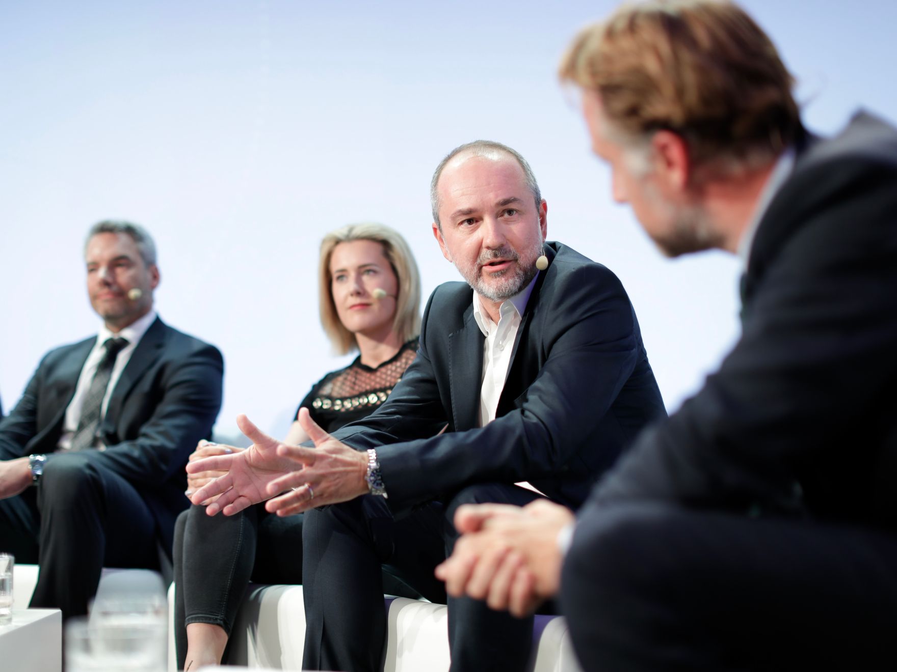 Am 8. Juni 2018 setzte Bundesminister Gernot Bl&uuml;mel seine Teilnahme am medienpolitischen Diskurs "MedienEnquete" fort. Im Bild die Parlamentsabgeordneten Thomas Drozda (2.v.r.), Claudia Gamon (2.v.l.), Alfred J. Noll (l.) und der Moderator Sebastian Loudon (r.).