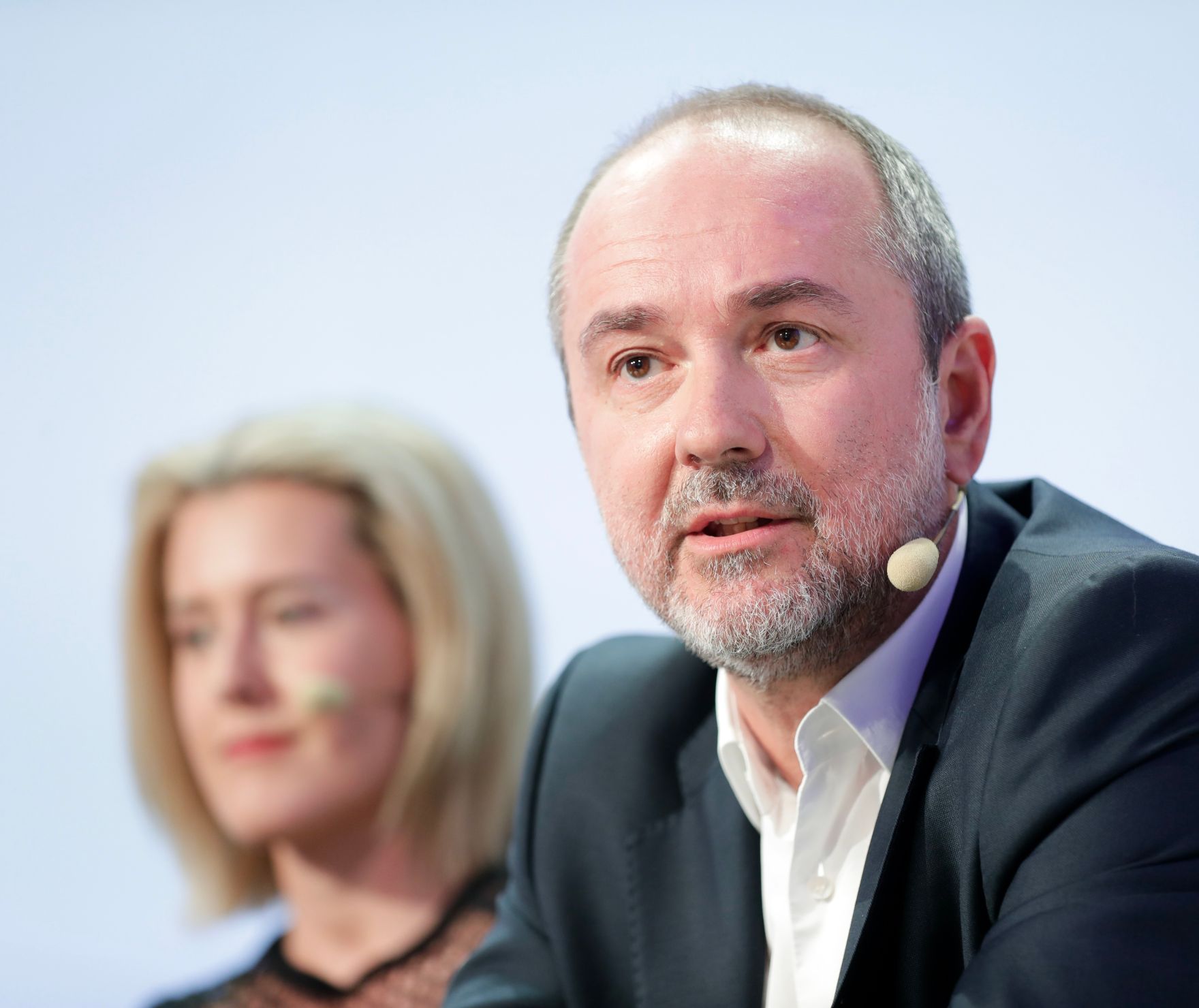Am 8. Juni 2018 setzte Bundesminister Gernot Bl&uuml;mel seine Teilnahme am medienpolitischen Diskurs "MedienEnquete" fort. Im Bild die Parlamentsabgeordneten Thomas Drozda (r.) und Claudia Gamon (l.).