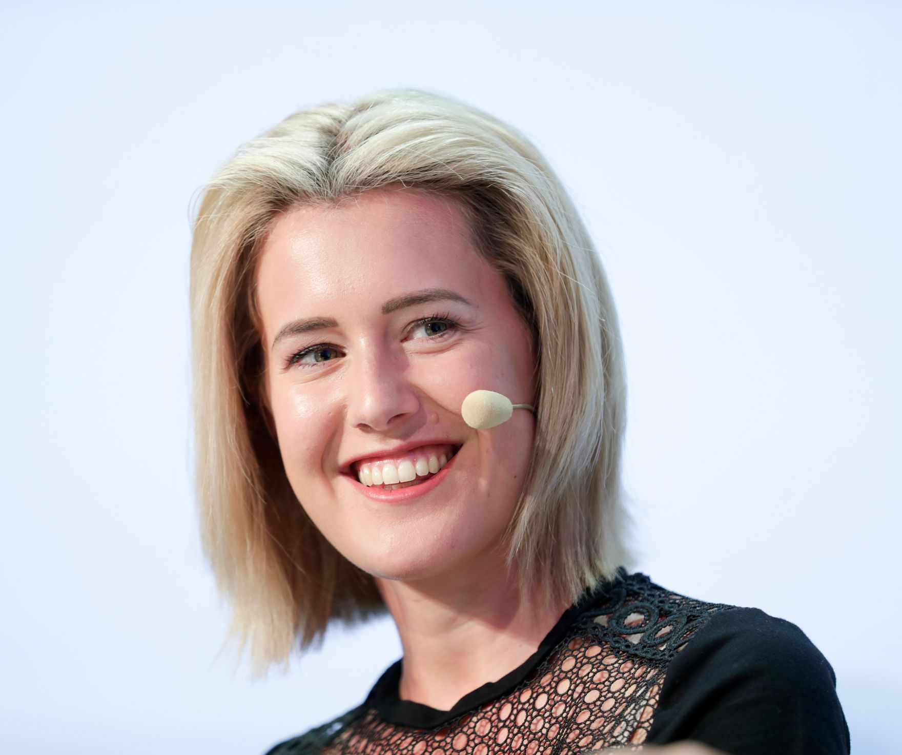 Am 8. Juni 2018 setzte Bundesminister Gernot Bl&uuml;mel seine Teilnahme am medienpolitischen Diskurs "MedienEnquete" fort. Im Bild die Parlamentsabgeordnete Claudia Gamon (2.v.l.).