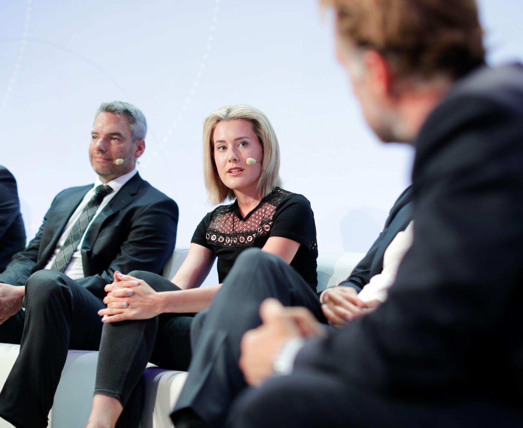 Am 8. Juni 2018 setzte Bundesminister Gernot Bl&uuml;mel seine Teilnahme am medienpolitischen Diskurs "MedienEnquete" fort. Im Bild die Parlamentsabgeordneten Claudia Gamon (2.v.l.), Alfred J. Noll (l.) und der Moderator Sebastian Loudon (r.).