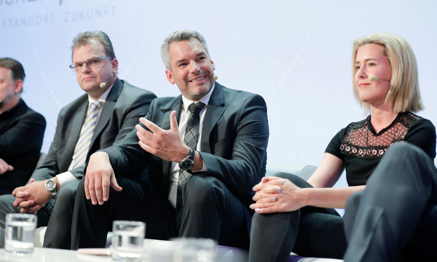 Am 8. Juni 2018 setzte Bundesminister Gernot Bl&uuml;mel seine Teilnahme am medienpolitischen Diskurs "MedienEnquete" fort. Im Bild die Parlamentsabgeordneten Claudia Gamon (r.), Alfred J. Noll (m.) und Hans-J&ouml;rg Jenewein (l.).
