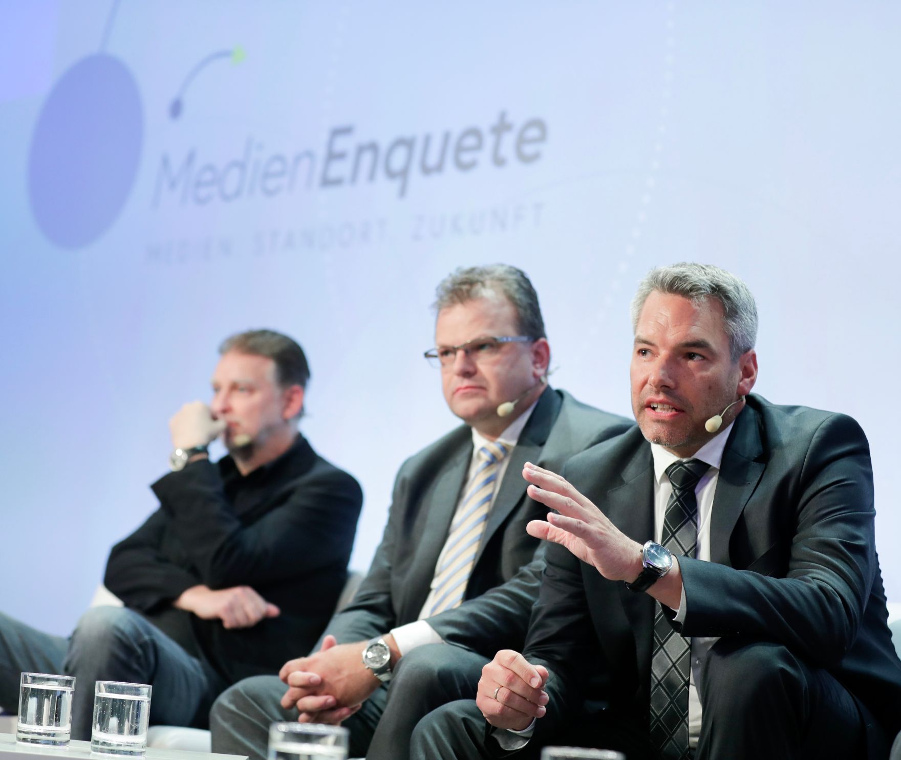 Am 8. Juni 2018 setzte Bundesminister Gernot Bl&uuml;mel seine Teilnahme am medienpolitischen Diskurs "MedienEnquete" fort. Im Bild die Parlamentsabgeordneten Alfred J. Noll (r.), Hans-J&ouml;rg Jenewein (m.) und Karl Nehammer (l.).