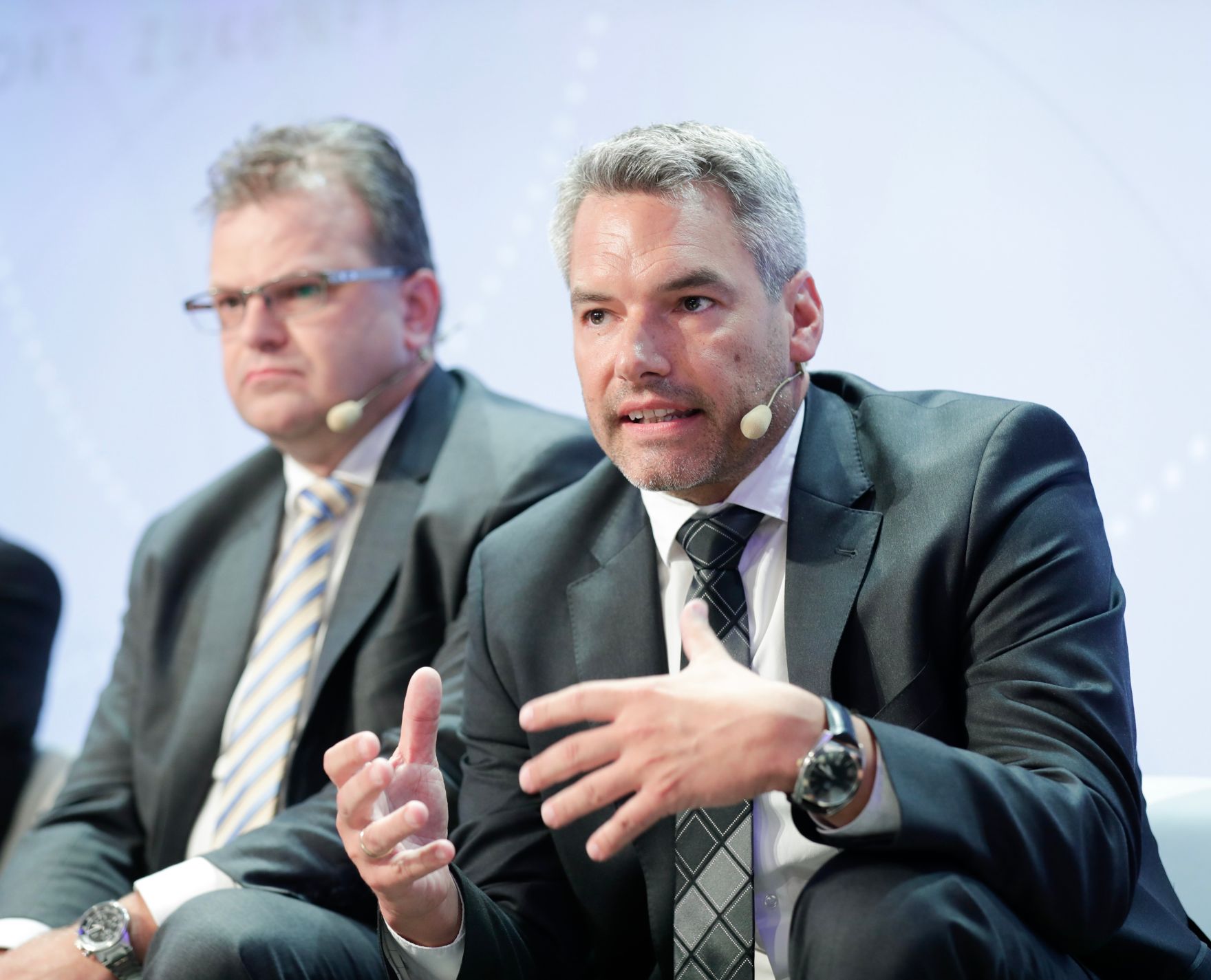 Am 8. Juni 2018 setzte Bundesminister Gernot Bl&uuml;mel seine Teilnahme am medienpolitischen Diskurs "MedienEnquete" fort. Im Bild die Parlamentsabgeordneten Alfred J. Noll (r.) und Hans-J&ouml;rg Jenewein (l.).