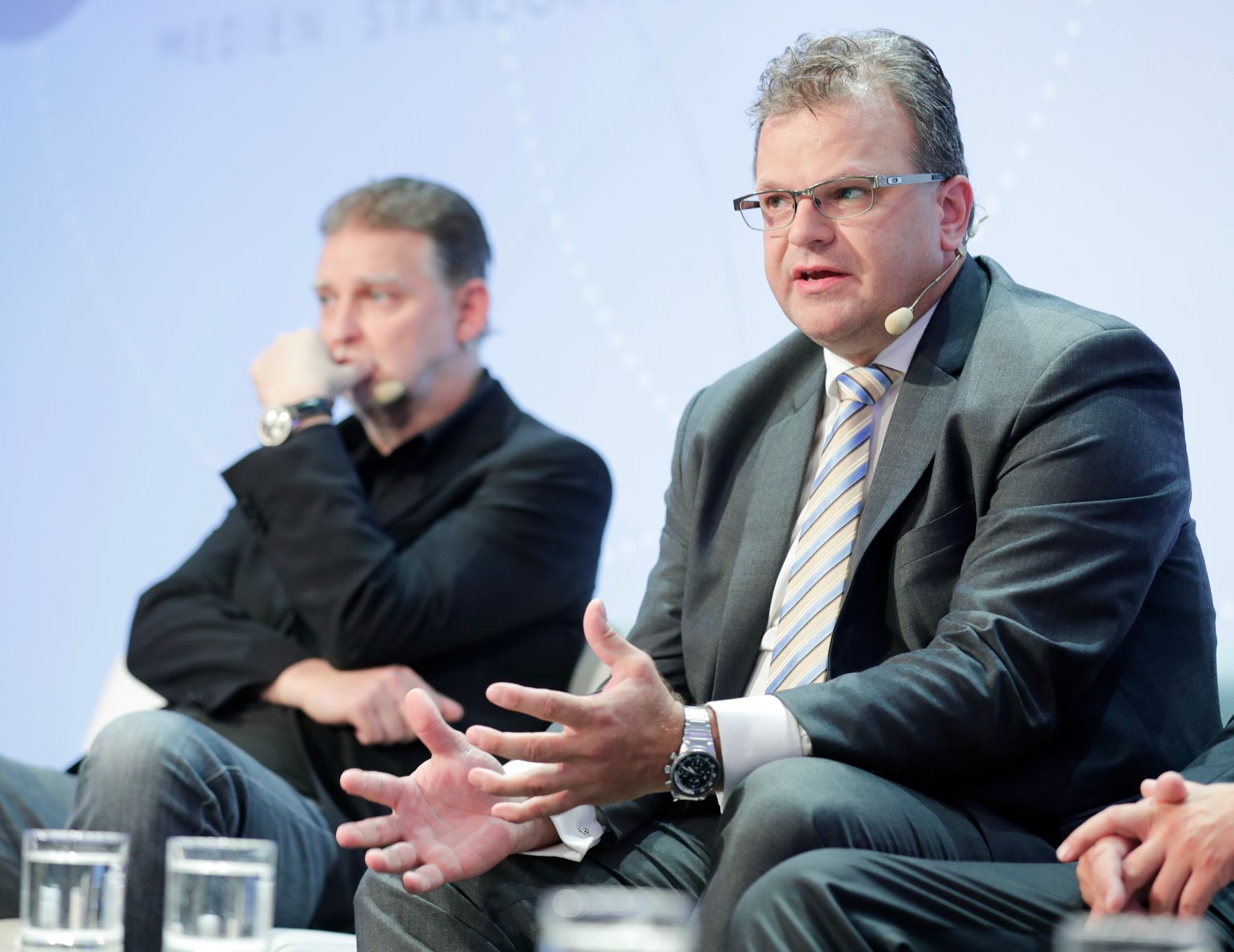 Am 8. Juni 2018 setzte Bundesminister Gernot Bl&uuml;mel seine Teilnahme am medienpolitischen Diskurs "MedienEnquete" fort. Im Bild die Parlamentsabgeordneten Hans-J&ouml;rg Jenewein (r.) und Alfred J. Noll (l.).