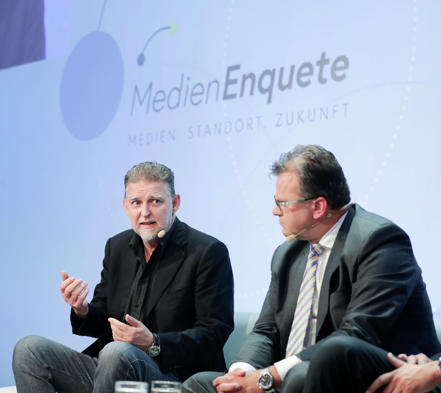 Am 8. Juni 2018 setzte Bundesminister Gernot Bl&uuml;mel seine Teilnahme am medienpolitischen Diskurs "MedienEnquete" fort. Im Bild die Parlamentsabgeordneten Hans-J&ouml;rg Jenewein (r.) und Alfred J. Noll (l.).