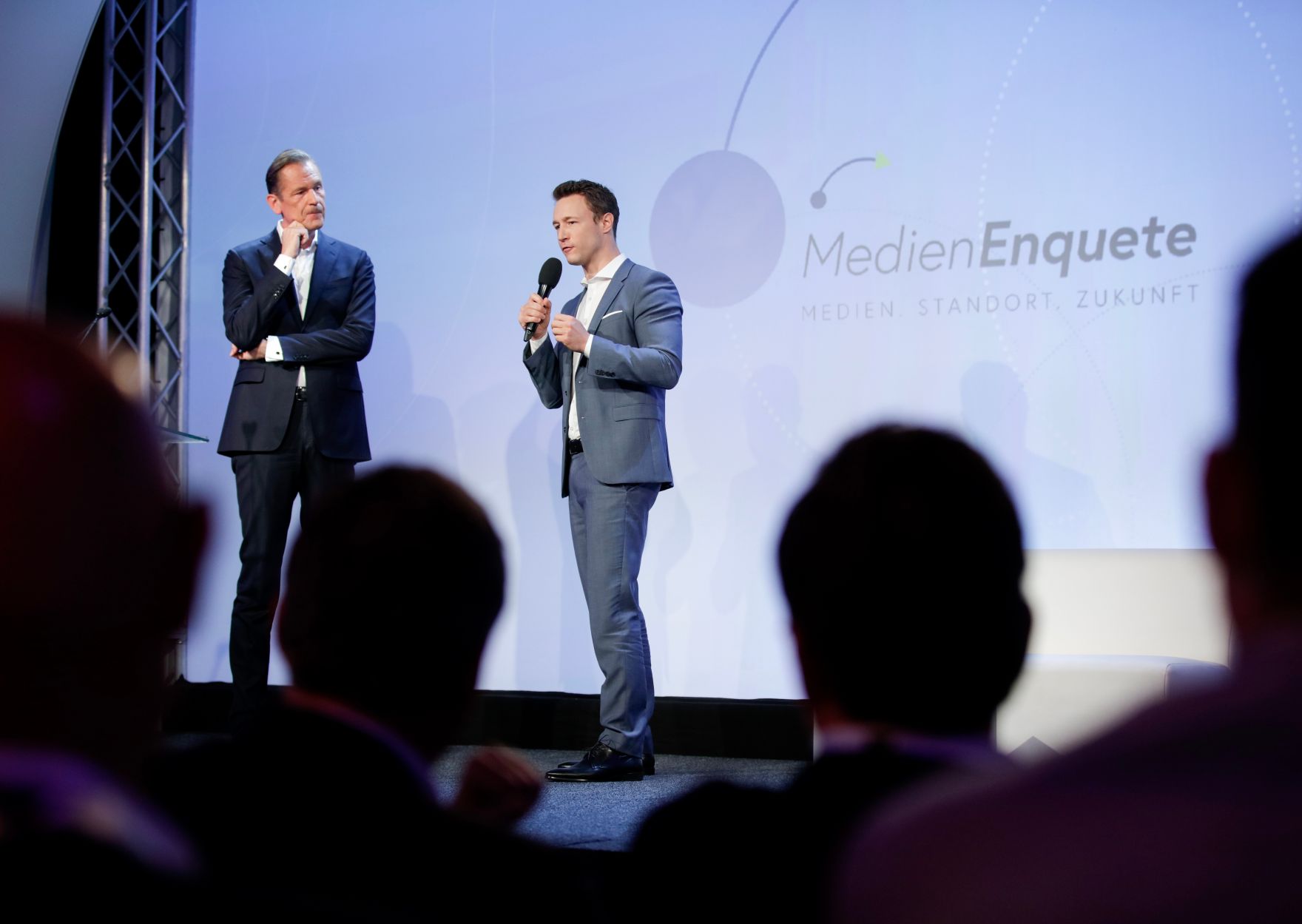 Am 7. Juni 2018 nahm Bundesminister Gernot Bl&uuml;mel (r.) am medienpolitischen Diskurs &quot;MedienEnquete&quot; teil. Im Bild mit dem Pr&auml;sidenten des Bundesverbands Deutscher Zeitungsverleger Mathias D&ouml;pfner (l.).