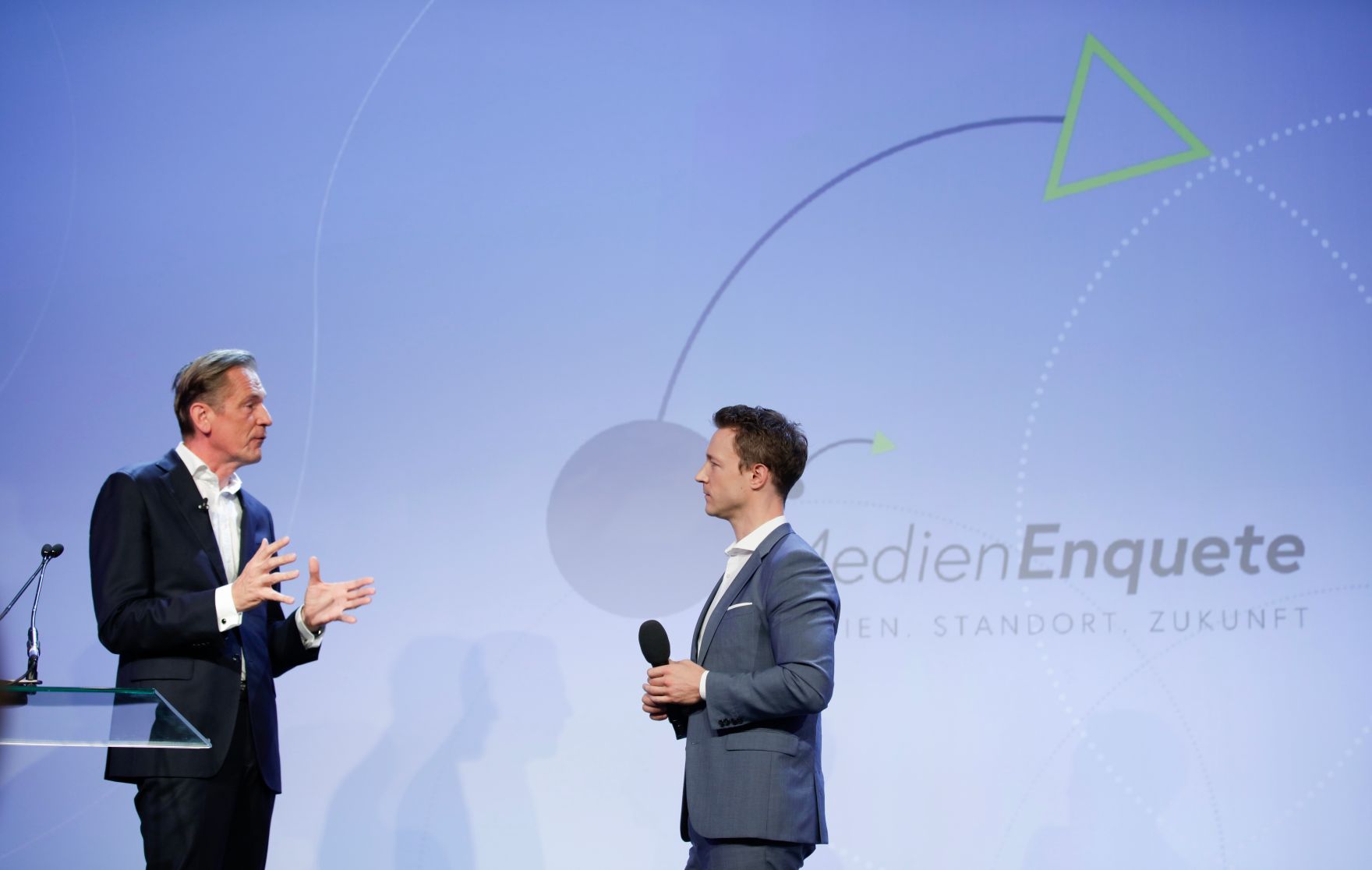 Am 7. Juni 2018 nahm Bundesminister Gernot Bl&uuml;mel (r.) am medienpolitischen Diskurs &quot;MedienEnquete&quot; teil. Im Bild mit dem Pr&auml;sidenten des Bundesverbands Deutscher Zeitungsverleger Mathias D&ouml;pfner (l.).