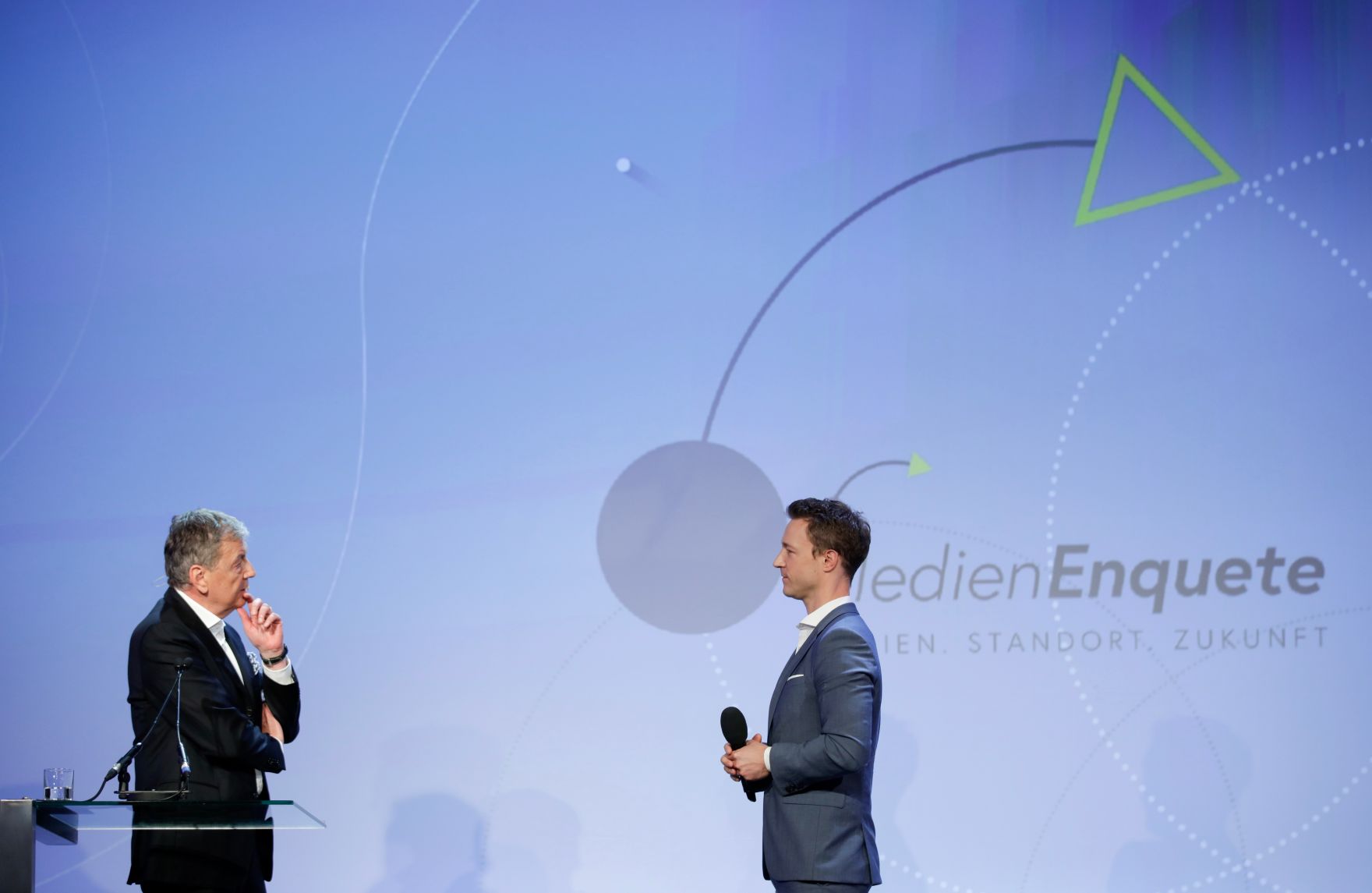 Am 7. Juni 2018 nahm Bundesminister Gernot Bl&uuml;mel (r.) am medienpolitischen Diskurs &quot;MedienEnquete&quot; teil. Im Bild mit dem Pr&auml;sidenten von Turner International Gerhard Zeiler (l.).