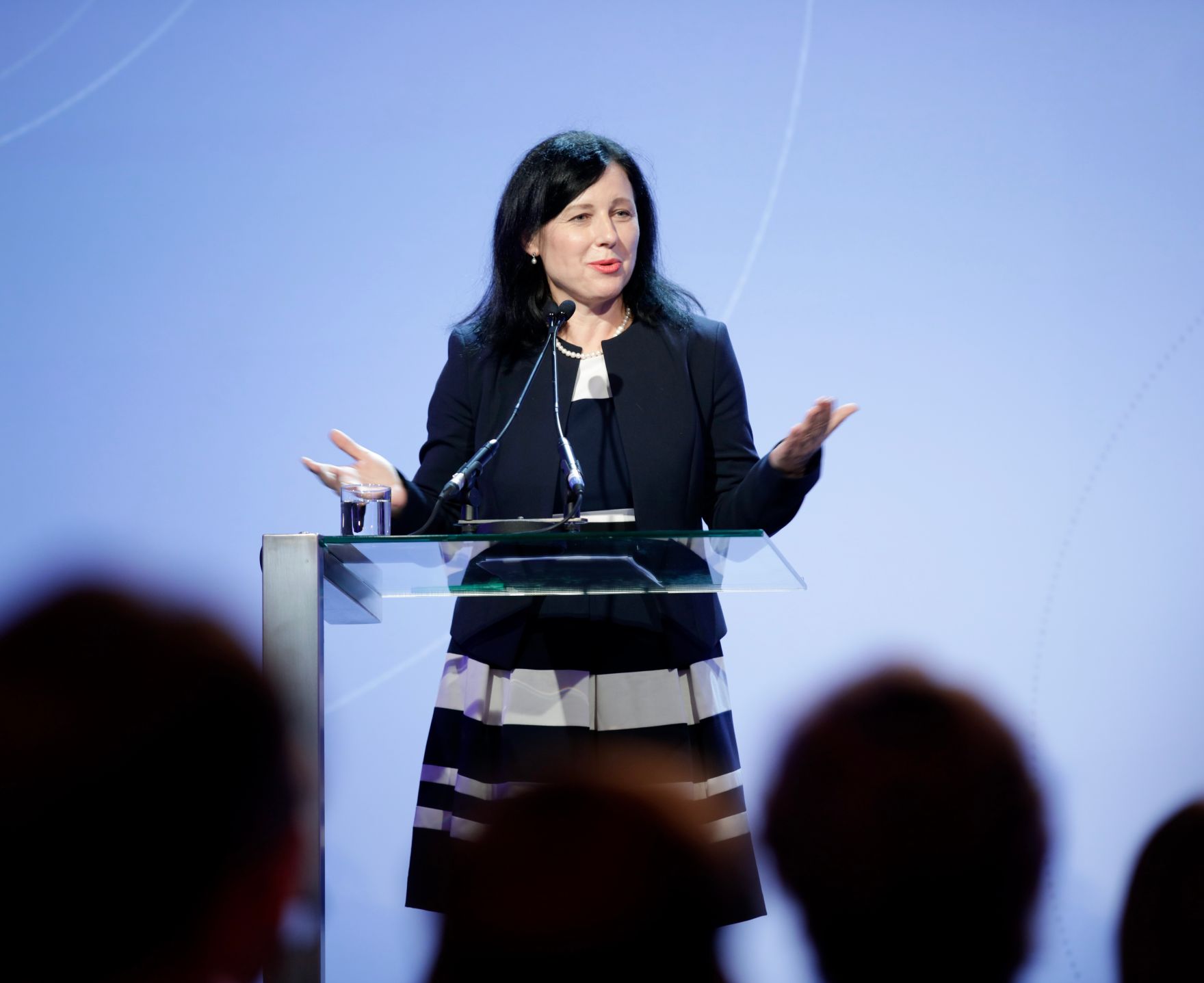 Am 7. Juni 2018 nahm Bundesminister Gernot Bl&uuml;mel am medienpolitischen Diskurs &quot;MedienEnquete&quot; teil. Im Bild die EU-Kommissarin f&uuml;r Justiz, Verbraucherschutz und Gleichstellung Věra Jourov&aacute;.