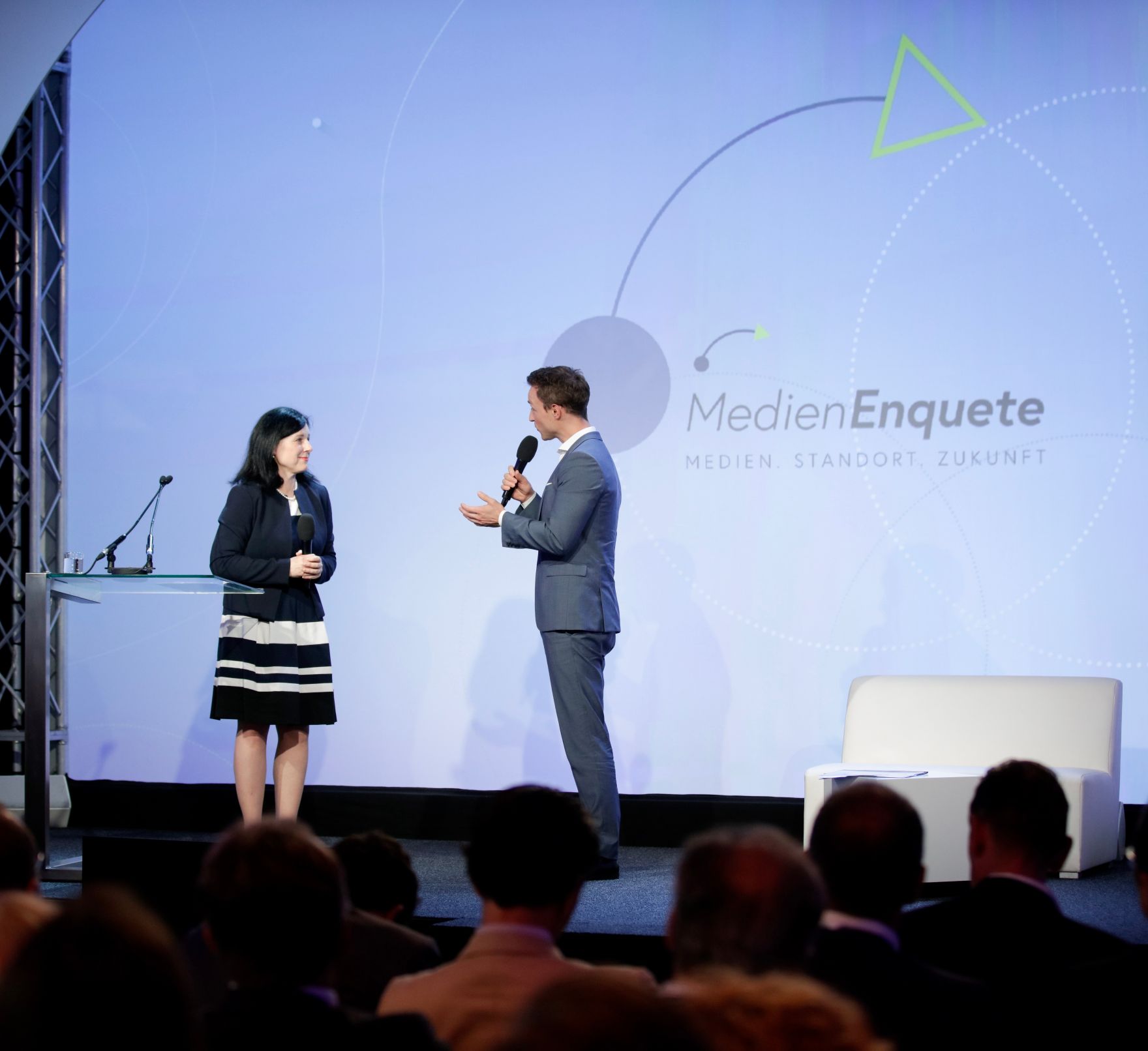 Am 7. Juni 2018 nahm Bundesminister Gernot Bl&uuml;mel (r.) am medienpolitischen Diskurs &quot;MedienEnquete&quot; teil. Im Bild mit der EU-Kommissarin f&uuml;r Justiz, Verbraucherschutz und Gleichstellung Věra Jourov&aacute; (l.).