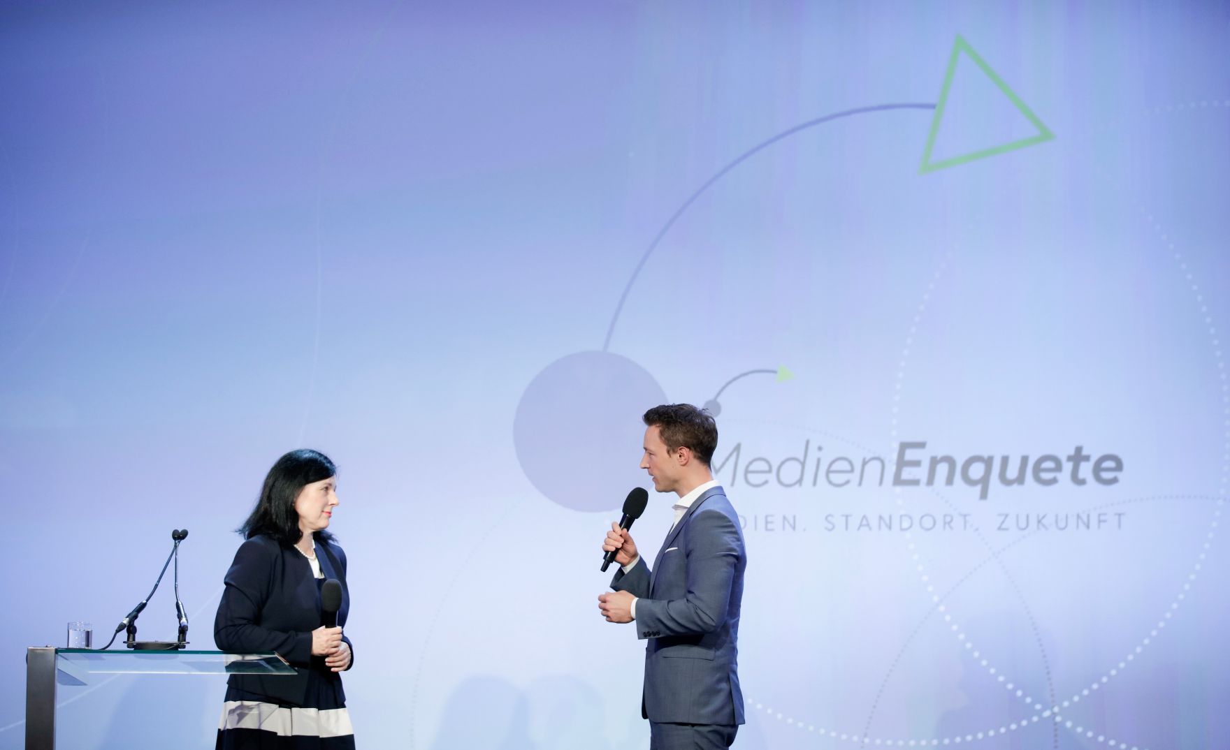 Am 7. Juni 2018 nahm Bundesminister Gernot Bl&uuml;mel (r.) am medienpolitischen Diskurs &quot;MedienEnquete&quot; teil. Im Bild mit der EU-Kommissarin f&uuml;r Justiz, Verbraucherschutz und Gleichstellung Věra Jourov&aacute; (l.).