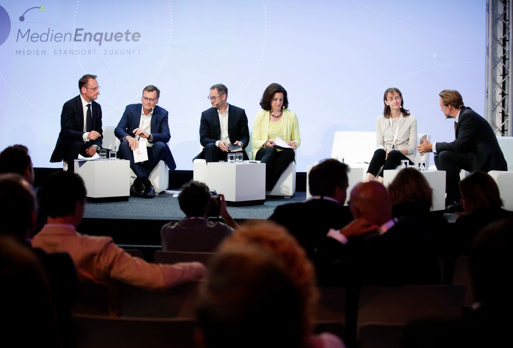 Am 7. Juni 2018 nahm Bundesminister Gernot Bl&uuml;mel am medienpolitischen Diskurs &quot;MedienEnquete&quot; teil. Im Bild der Direktor der Landesanstalt f&uuml;r Medien Nordrhein-Westfalen Tobias Schmid (l.), der Pr&auml;sident des Verbandes &Ouml;sterreichischer Zeitungen Thomas Kralinger (2.v.l.), der Leiter des Bereichs Medienpolitik bei Google Deutschland Jan Kottmann (3.v.l), die Gesch&auml;ftsf&uuml;hrerin des Verbands &Ouml;sterreichischer Privatsender Corinna Drumm (3.v.r.), die Directorate-General Connect stellvertretende Generaldirektorin der Europ&auml;ischen Kommission Claire Bury (2.v.r.) und der Moderator Sebastian Loudon (r.).