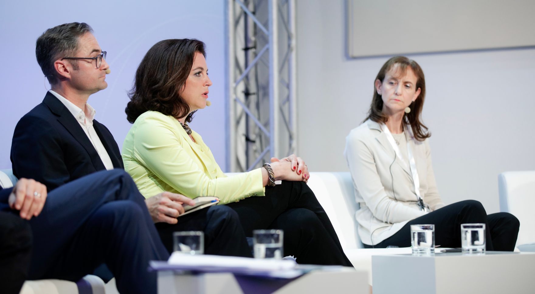 Am 7. Juni 2018 nahm Bundesminister Gernot Bl&uuml;mel am medienpolitischen Diskurs &quot;MedienEnquete&quot; teil. Im Bild die Directorate-General Connect stellvertretende Generaldirektorin der Europ&auml;ischen Kommission Claire Bury (r.), die Gesch&auml;ftsf&uuml;hrerin des Verbands &Ouml;sterreichischer Privatsender Corinna Drumm (m.) und der Leiter des Bereichs Medienpolitik bei Google Deutschland Jan Kottmann (l.).