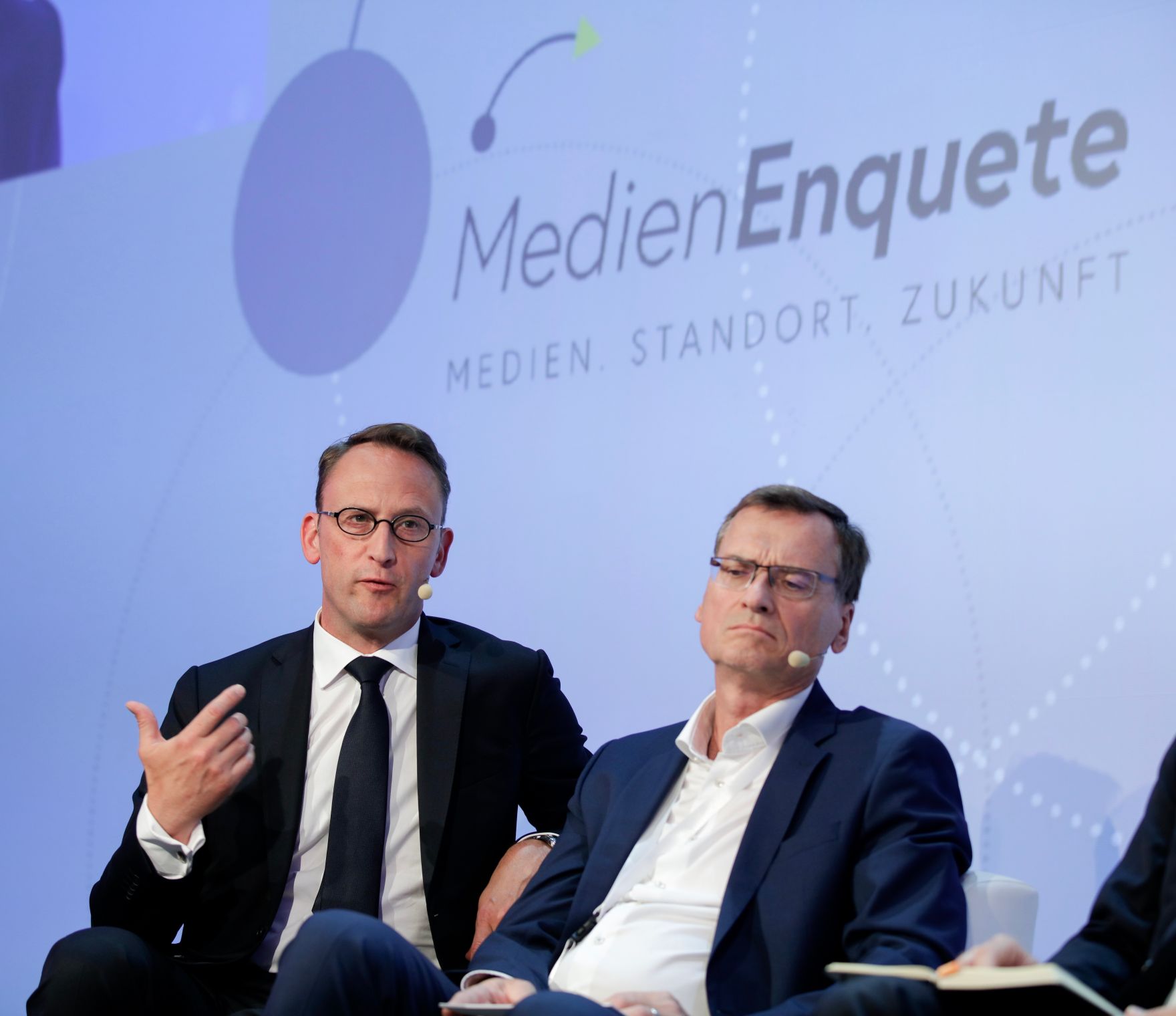 Am 7. Juni 2018 nahm Bundesminister Gernot Bl&uuml;mel am medienpolitischen Diskurs &quot;MedienEnquete&quot; teil. Im Bild der Direktor der Landesanstalt f&uuml;r Medien Nordrhein-Westfalen Tobias Schmid (l.) und der Pr&auml;sident des Verbandes &Ouml;sterreichischer Zeitungen Thomas Kralinger (r.).