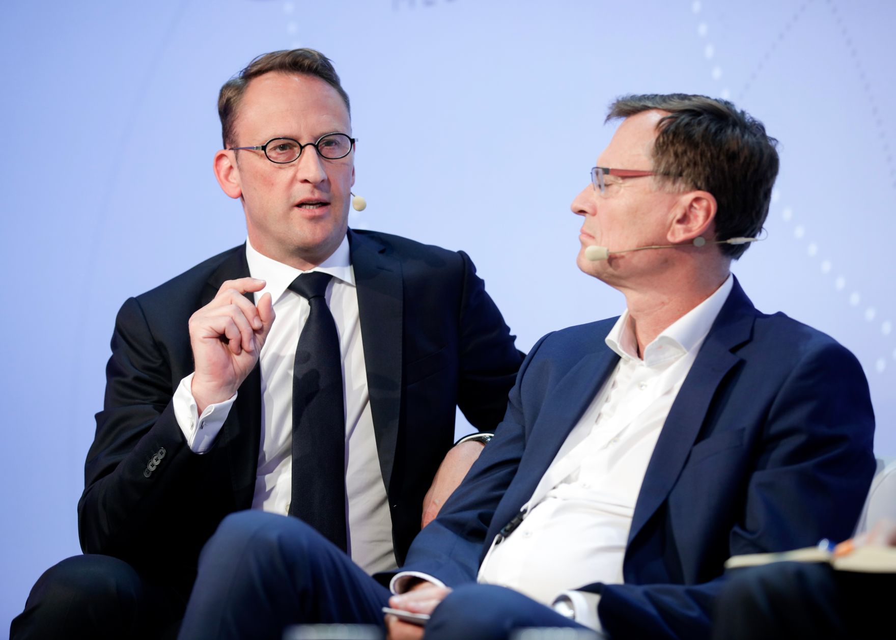 Am 7. Juni 2018 nahm Bundesminister Gernot Bl&uuml;mel am medienpolitischen Diskurs &quot;MedienEnquete&quot; teil. Im Bild der Direktor der Landesanstalt f&uuml;r Medien Nordrhein-Westfalen Tobias Schmid (l.) und der Pr&auml;sident des Verbandes &Ouml;sterreichischer Zeitungen Thomas Kralinger (r.).