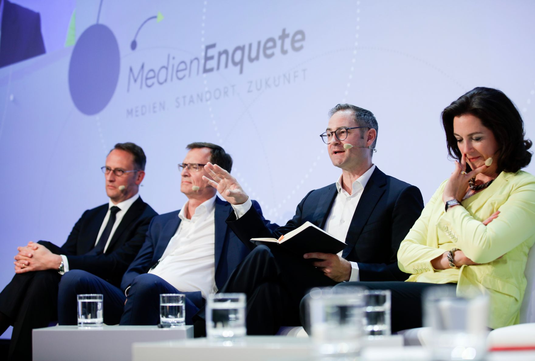 Am 7. Juni 2018 nahm Bundesminister Gernot Bl&uuml;mel am medienpolitischen Diskurs &quot;MedienEnquete&quot; teil. Im Bild der Direktor der Landesanstalt f&uuml;r Medien Nordrhein-Westfalen Tobias Schmid (l.), der Pr&auml;sident des Verbandes &Ouml;sterreichischer Zeitungen Thomas Kralinger (2.v.l.), der Leiter des Bereichs Medienpolitik bei Google Deutschland Jan Kottmann (2.v.r.) und die Gesch&auml;ftsf&uuml;hrerin des Verbands &Ouml;sterreichischer Privatsender Corinna Drumm (r.).